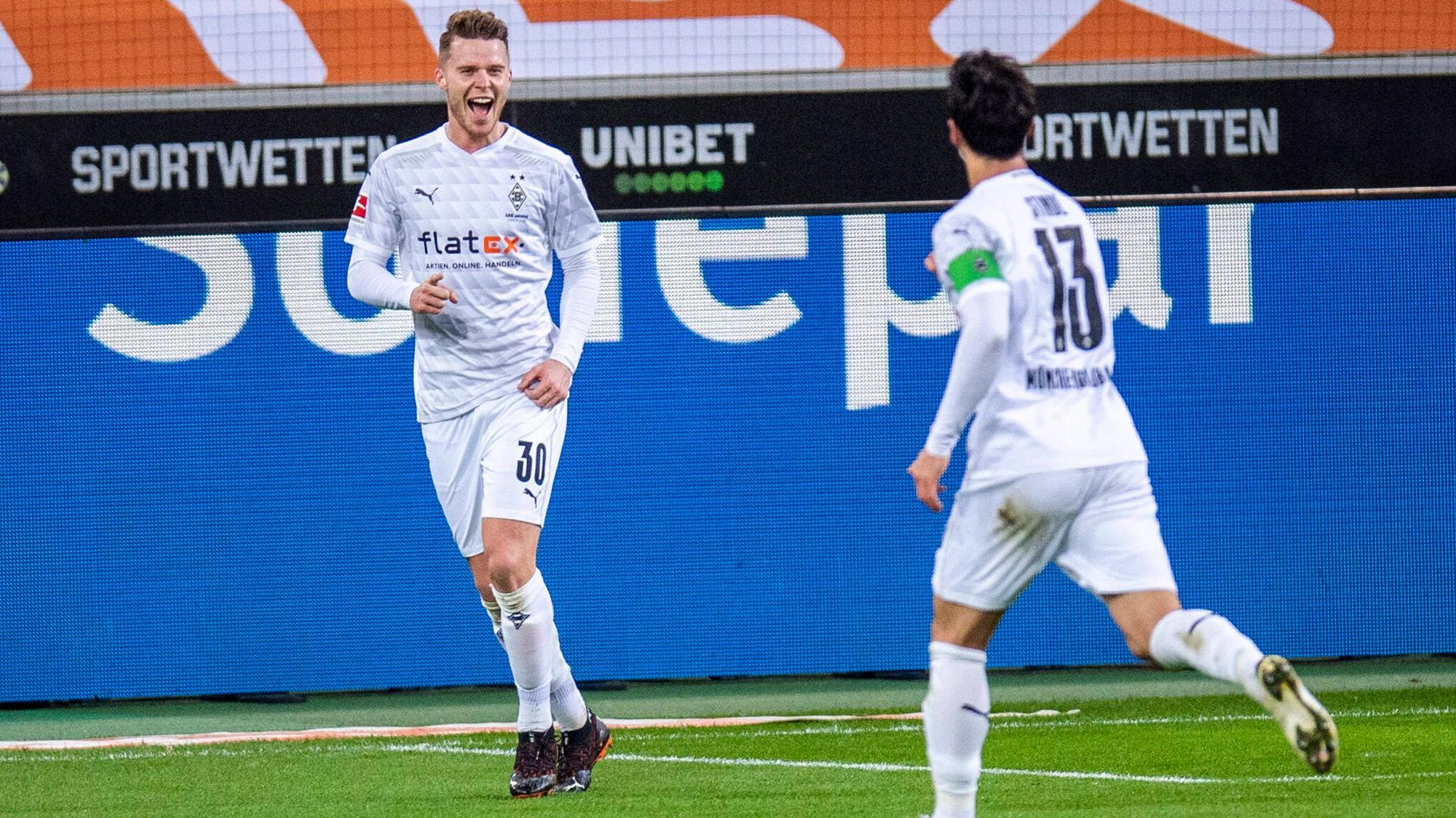 Gladbachs Nico Elvedi (l) jubelt nach seinem Tor zum 2:2 mit Gladbachs Lars Stindl im Bundesliga-Spiel gegen Borussia Dortmund am 22. Januar 2021.