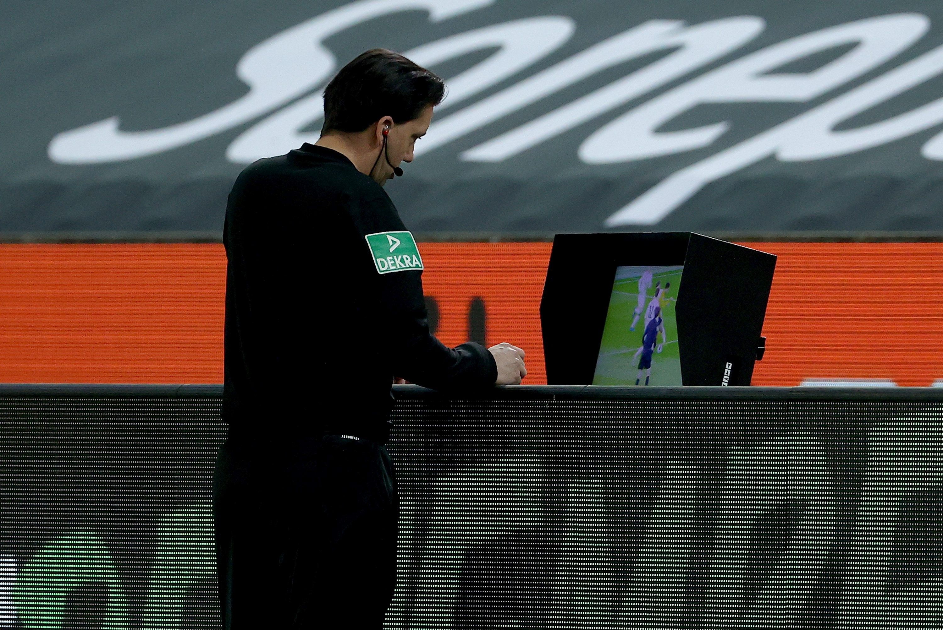 Schiedsrichter Manuel Gräfe überprüfte in der Anfangsviertelstunde im Bundesliga-Duell zwischen Borussia Mönchengladbach und dem BVB gleich zweimal sehr langwierig Tore der Fohlenelf.