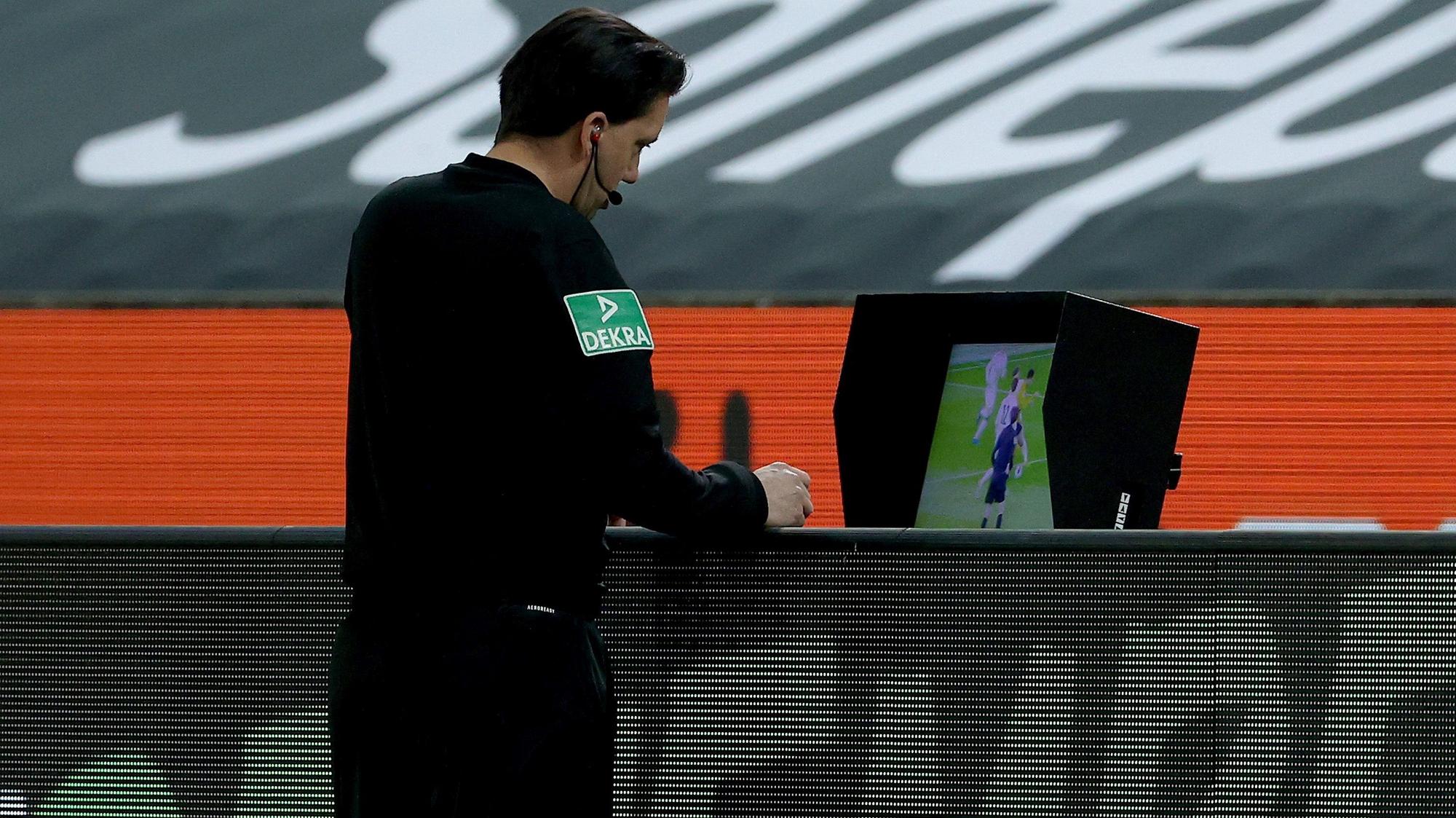 Schiedsrichter Manuel Gräfe überprüfte in der Anfangsviertelstunde im Bundesliga-Duell zwischen Borussia Mönchengladbach und dem BVB gleich zweimal sehr langwierig Tore der Fohlenelf.