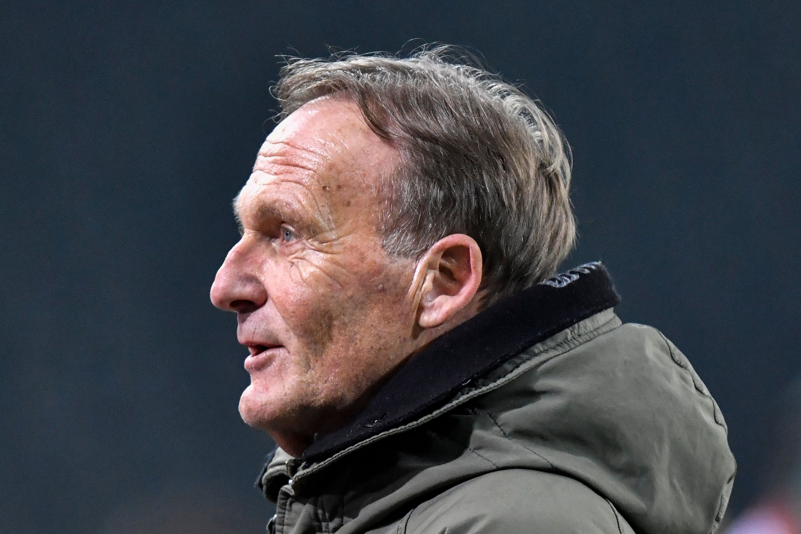 Hans-Joachim Watzke, Geschäftsführer von Borussia Dortmund, blickt im Gladbacher Borussia-Park am 23. Januar 2021 in eine TV-Kamera.