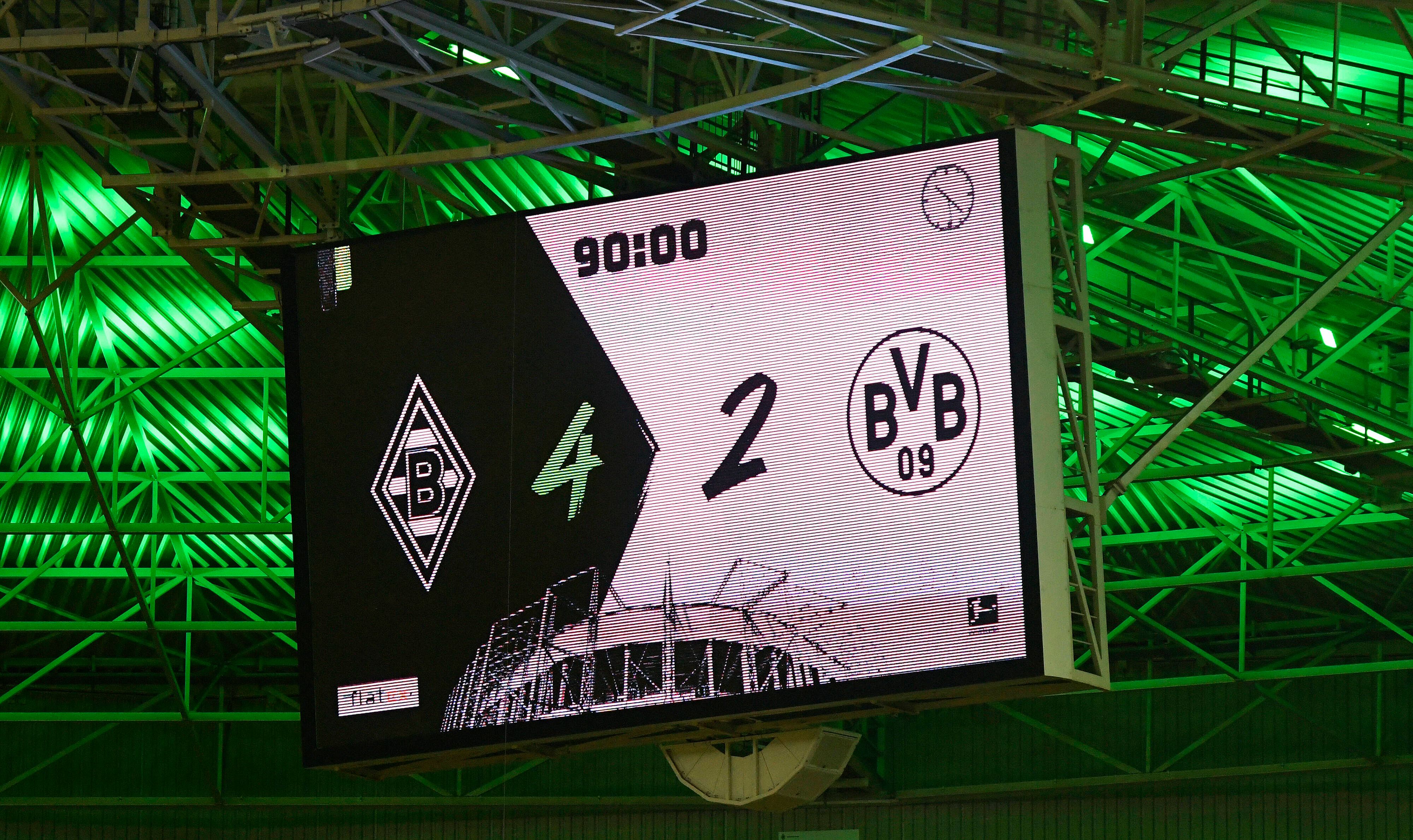 Die Anzeigetafel im Borussia-Park zeigt das Endergebnis: Gladbach besiegt zum Auftakt der Bundesliga-Rückrunde Angstgegner Dortmund mit 4:2.