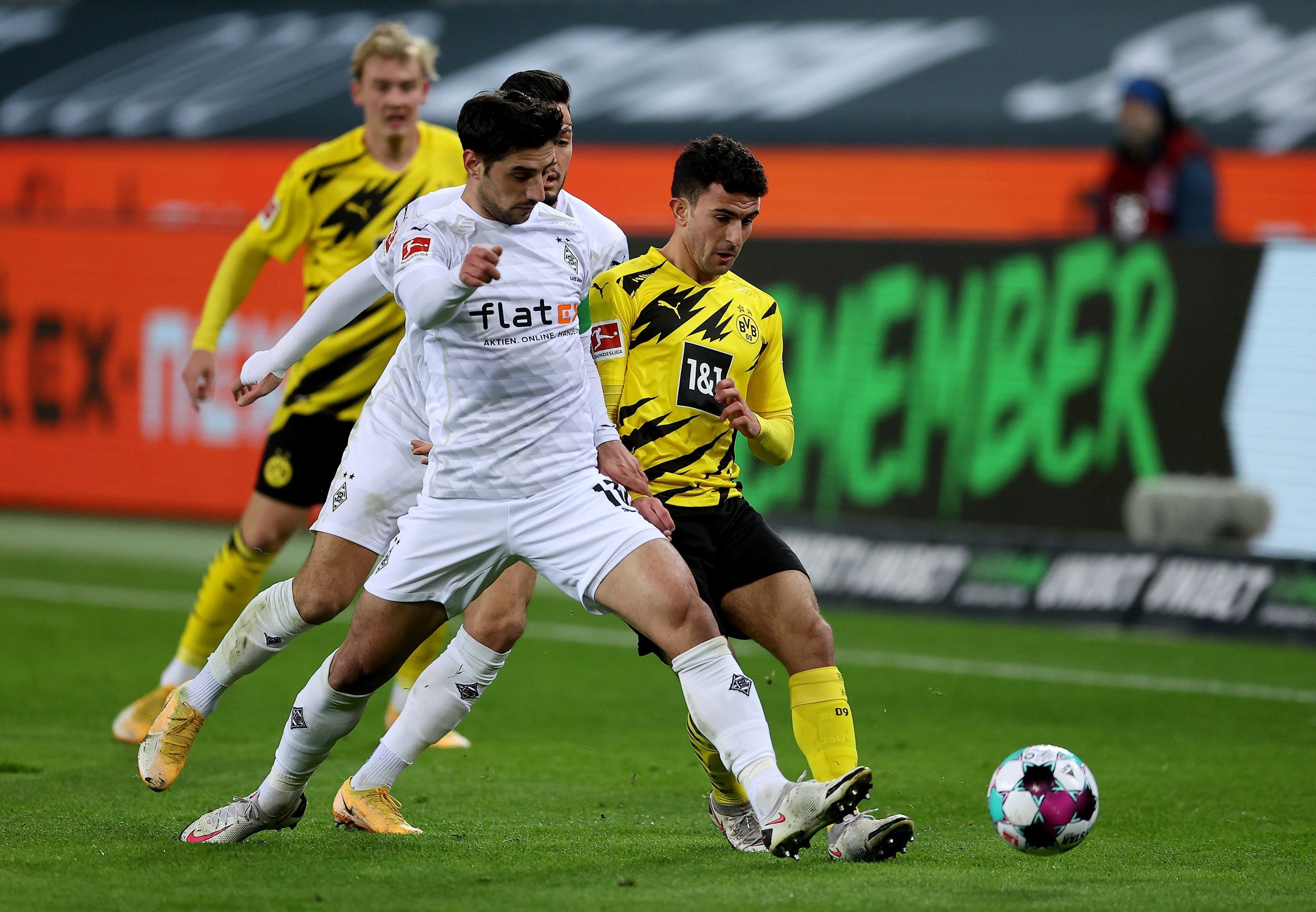 Gladbach-Kapitän Lars Stindl (l.) im Zweikampf mit Dortmunds Mateu Morey während des Bundesliga-Spiels gegen Borussia Dortmund am 22.Januar 2021 im Borussia-Park.