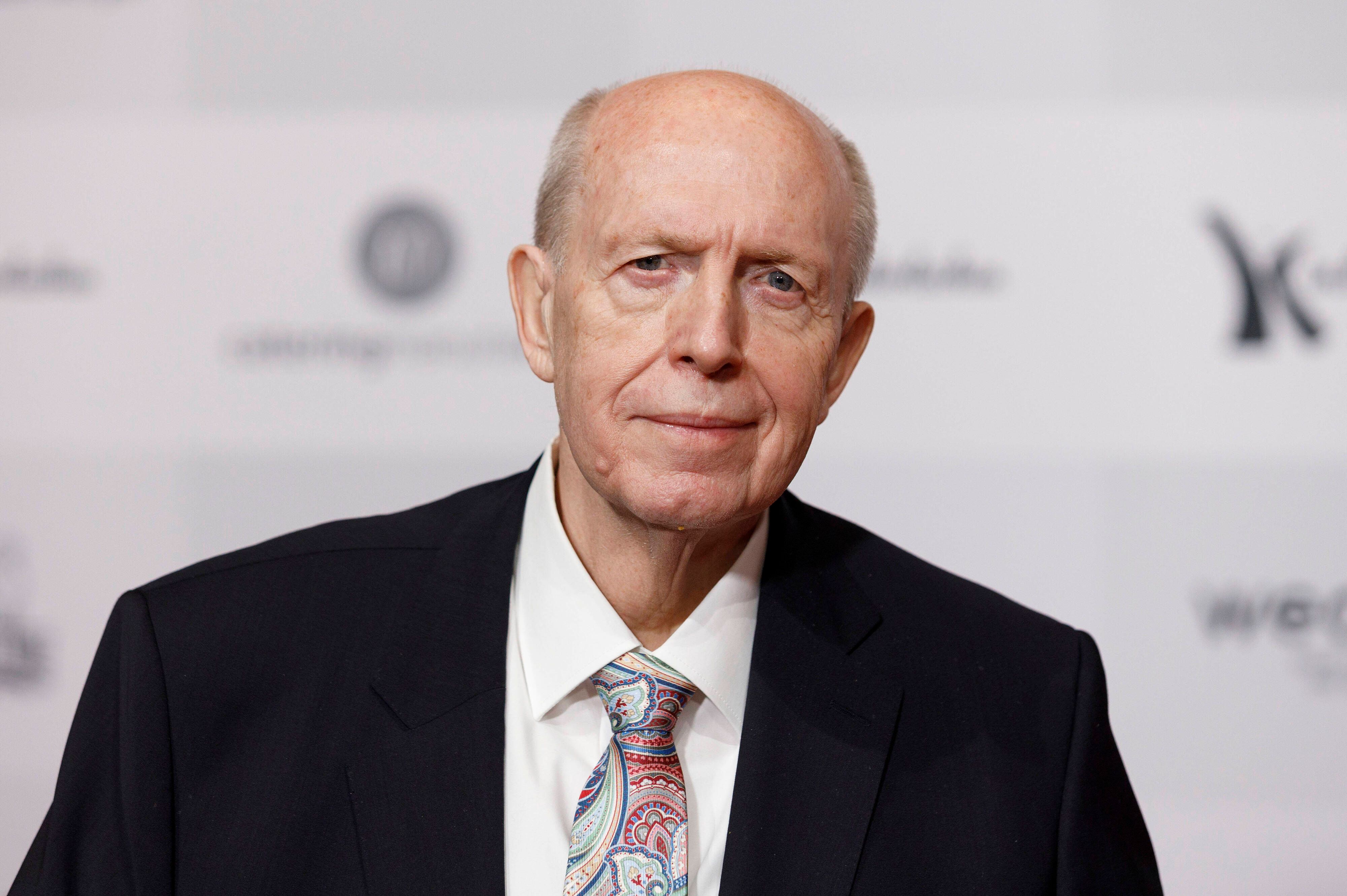 Reiner Calmund lächelt bei der 16. Kinderlachen-Gala am 28. November 2020 im Goldsaal der Westfalenhallen in Dortmund in die Kamera des Fotografen.