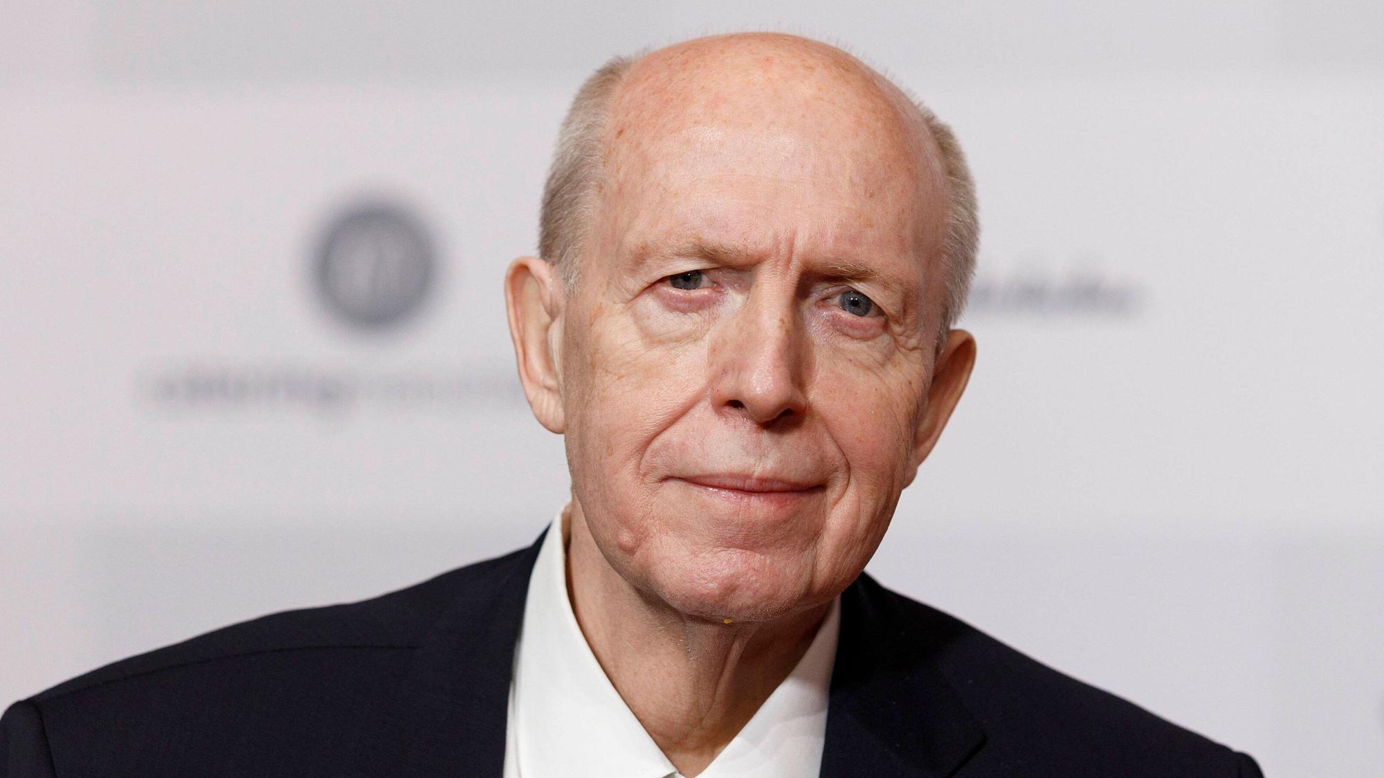 Reiner Calmund lächelt bei der 16. Kinderlachen-Gala am 28. November 2020 im Goldsaal der Westfalenhallen in Dortmund in die Kamera des Fotografen.