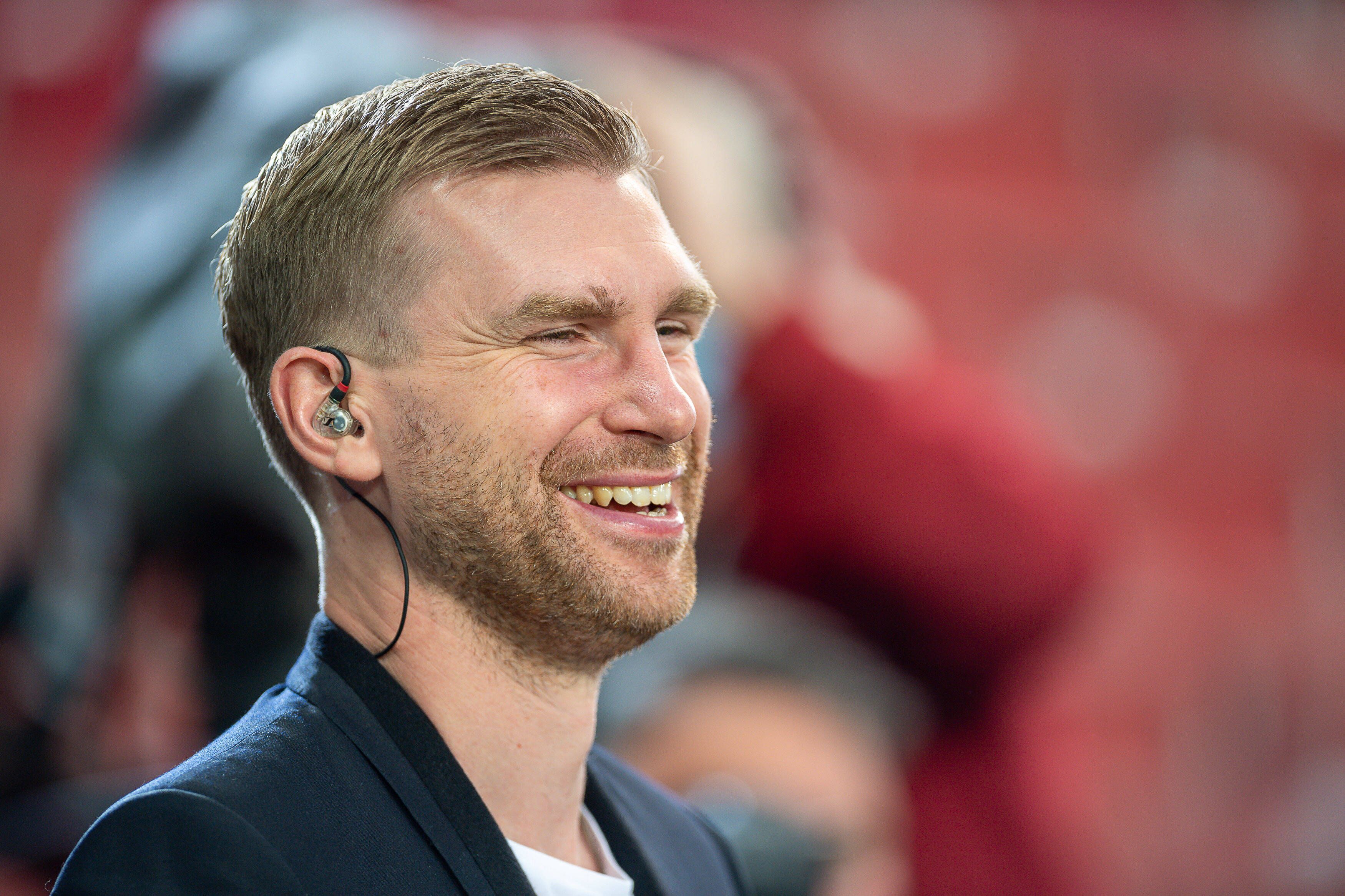 Weltmeister Per Mertesacker lächelt am 03.09.2020 bei einem Länderspiel der DFB-Elf in Stuttgart in die Kamera.