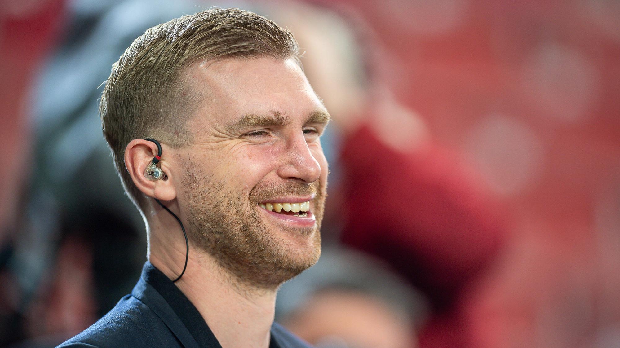 Weltmeister Per Mertesacker lächelt am 03.09.2020 bei einem Länderspiel der DFB-Elf in Stuttgart in die Kamera.