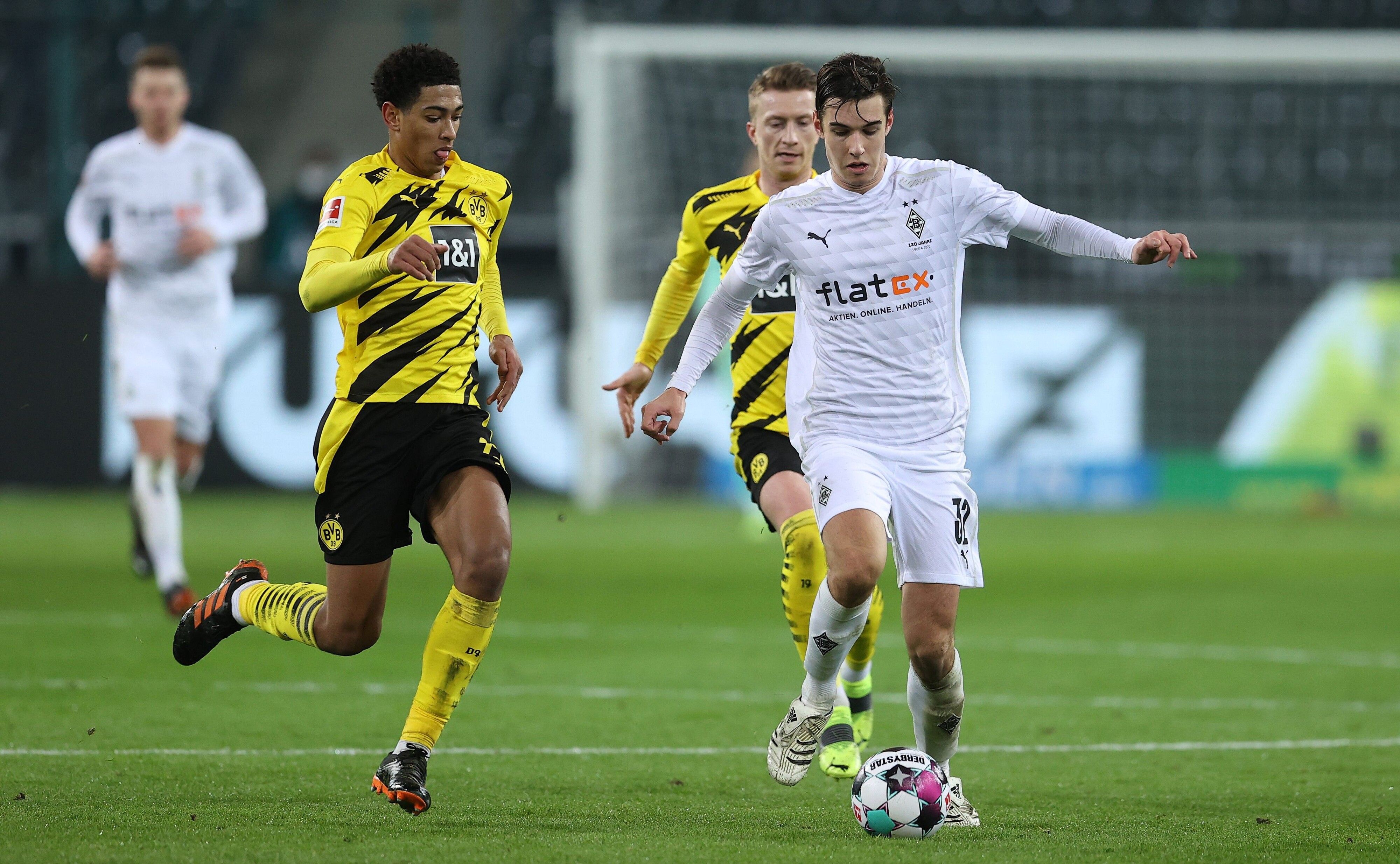 Gladbachs Florian Neuhaus im Kampf um den Ball mit Dortmunds Jude Bellingham und Marco Reus im Bundesliga-Spiel des 18. Spieltags am 22. Januar 2021 im Borussia-Park.