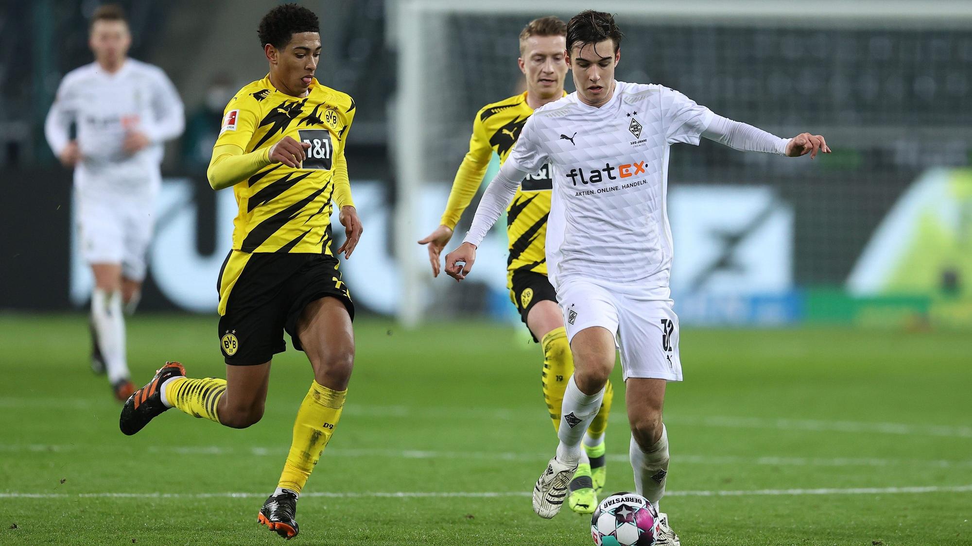 Gladbachs Florian Neuhaus im Kampf um den Ball mit Dortmunds Jude Bellingham und Marco Reus im Bundesliga-Spiel des 18. Spieltags am 22. Januar 2021 im Borussia-Park.