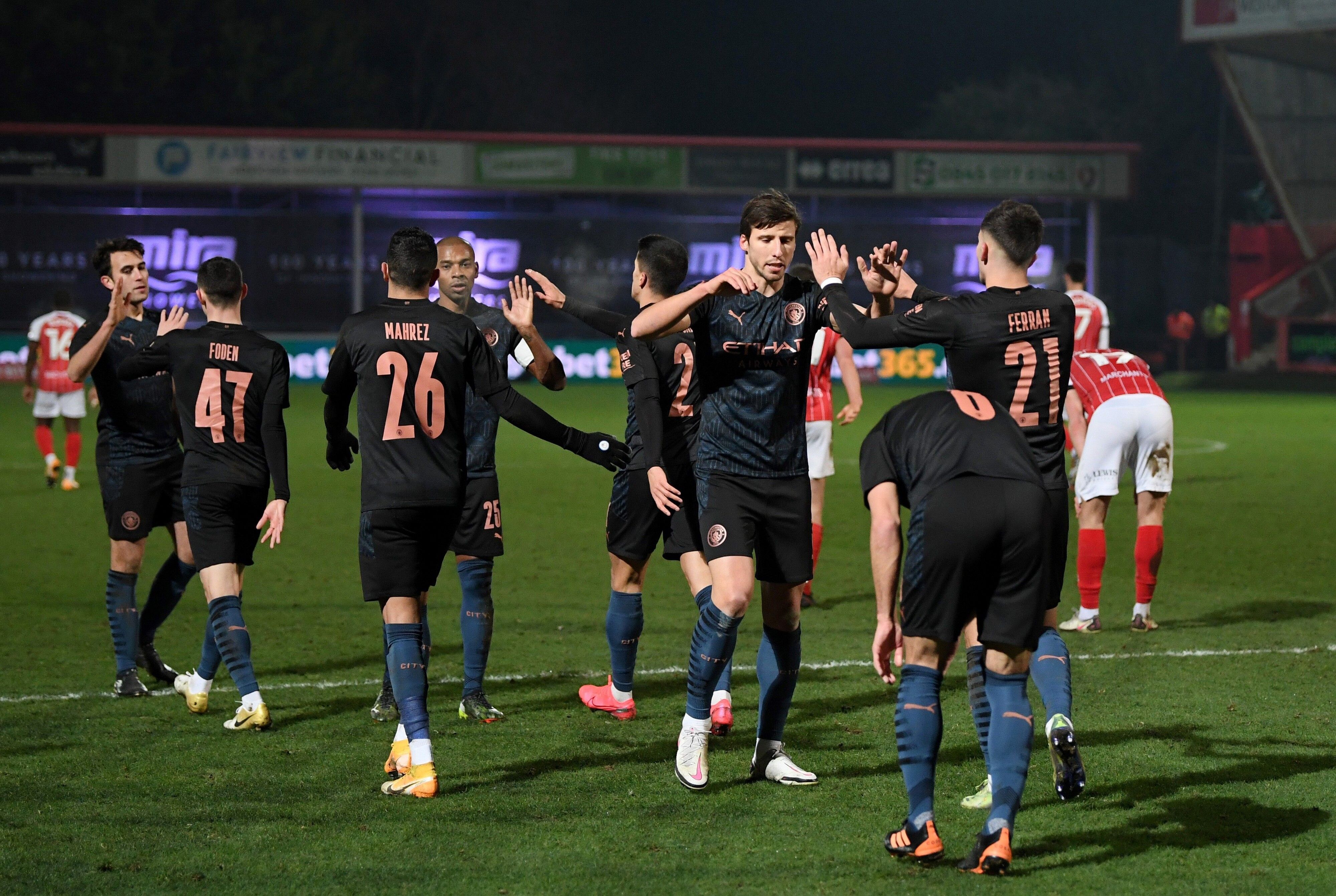 Ferrán Torres (r.) von Manchester City feierte mit seinem Teamkollege Ruben Dias (l.) das dritte Tor seines Teams im Match gegen Cheltenham Town in der vierten Runde des FA Cups  im Jonny Rocks Stadium am 23 Januar 2021.