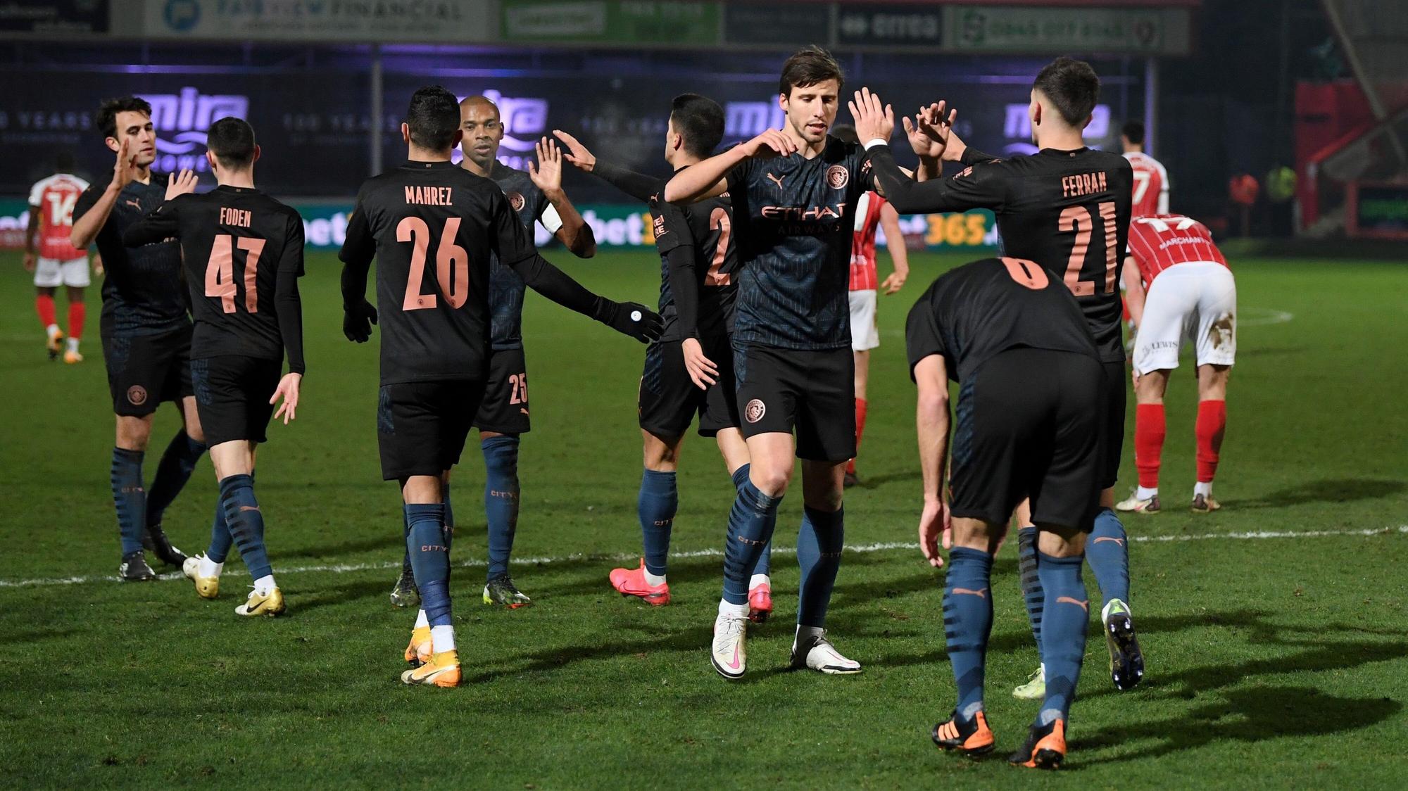 Ferrán Torres (r.) von Manchester City feierte mit seinem Teamkollege Ruben Dias (l.) das dritte Tor seines Teams im Match gegen Cheltenham Town in der vierten Runde des FA Cups im Jonny Rocks Stadium am 23 Januar 2021.