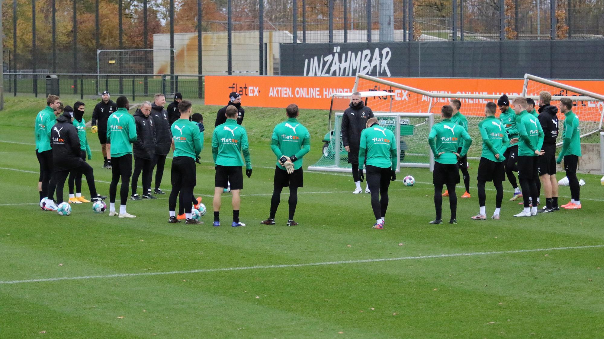 Die Fohlenelf bei einer Trainingseinheit am 17. November 2020 im Borussia-Park.