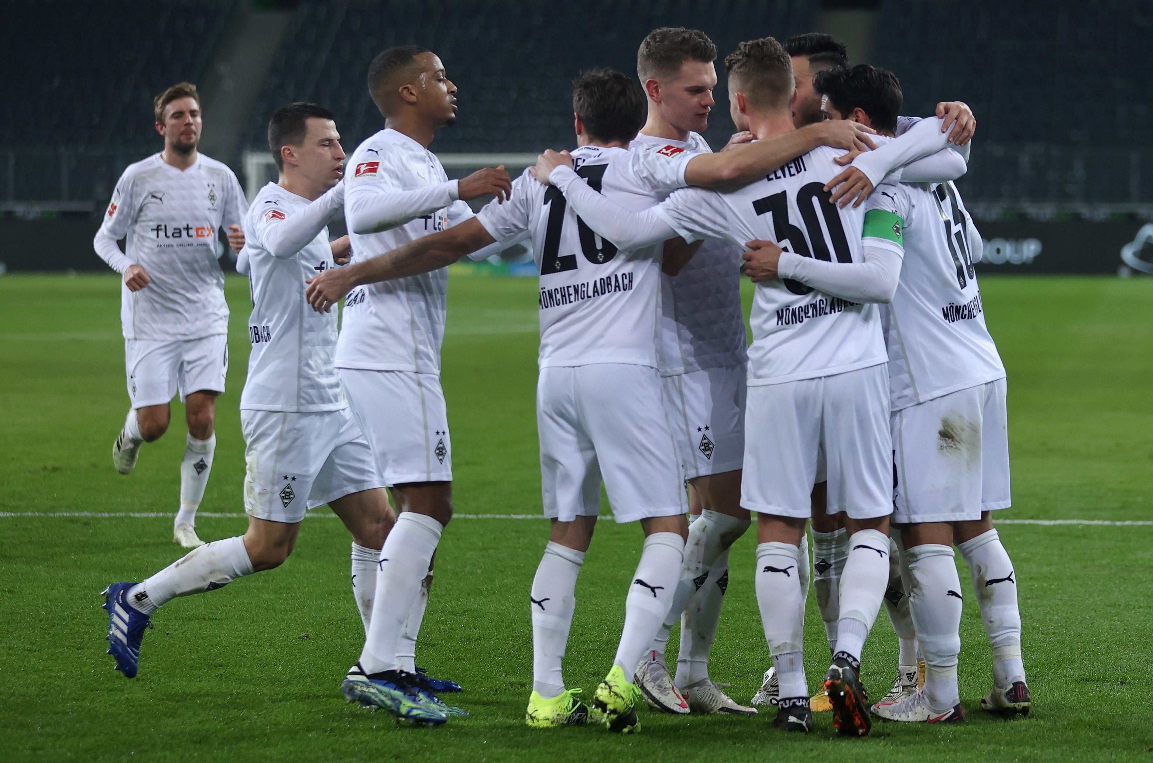 Nico Elvedi von Mönchengladbach feiert mit seinen Teamkollegen seinen Torerfolg im Bundesliga-Match gegen Borussia Dortmund im Borussia-Park am 22. Januar 2021.