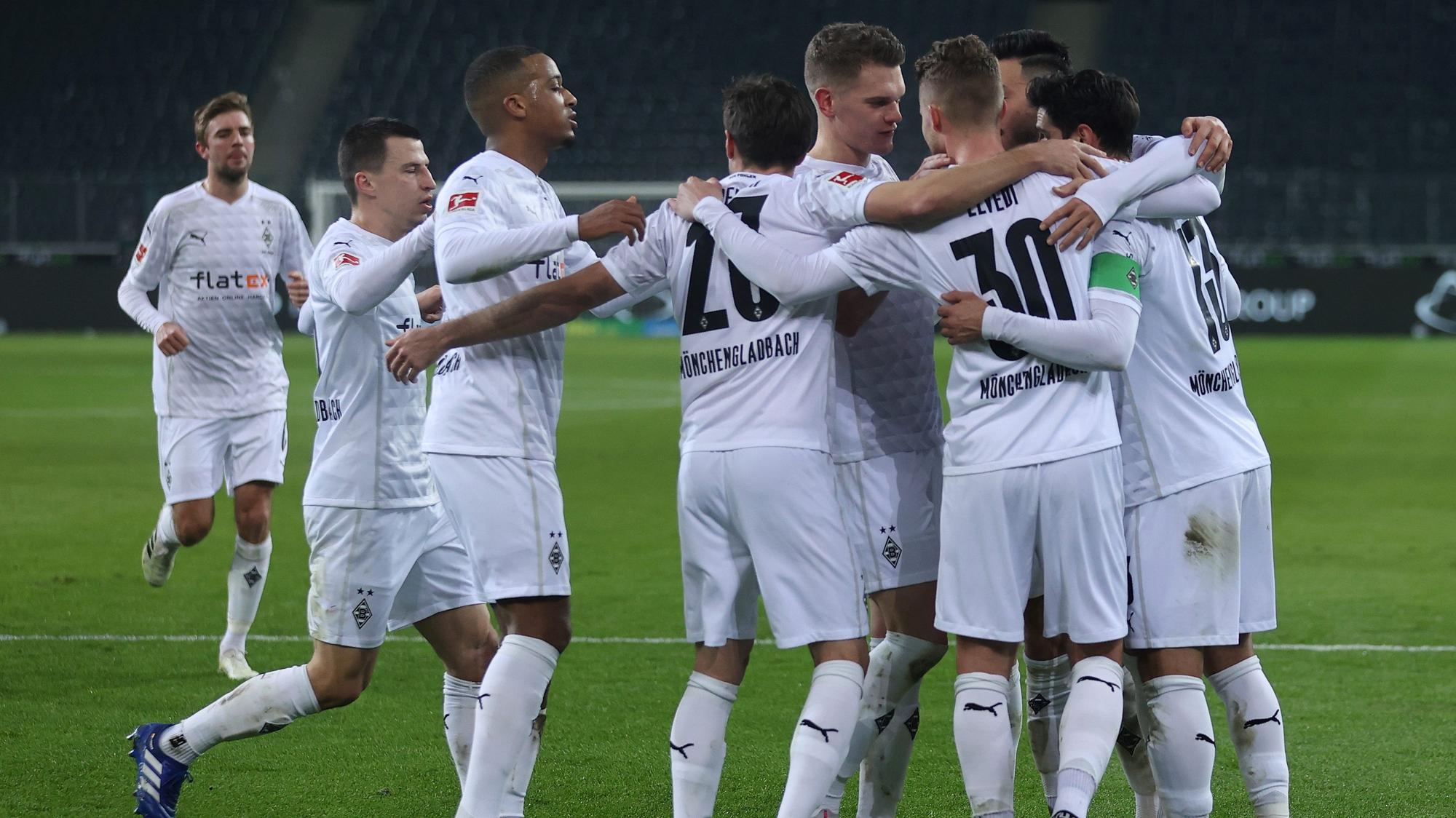 Nico Elvedi von Mönchengladbach feiert mit seinen Teamkollegen seinen Torerfolg im Bundesliga-Match gegen Borussia Dortmund im Borussia-Park am 22. Januar 2021.
