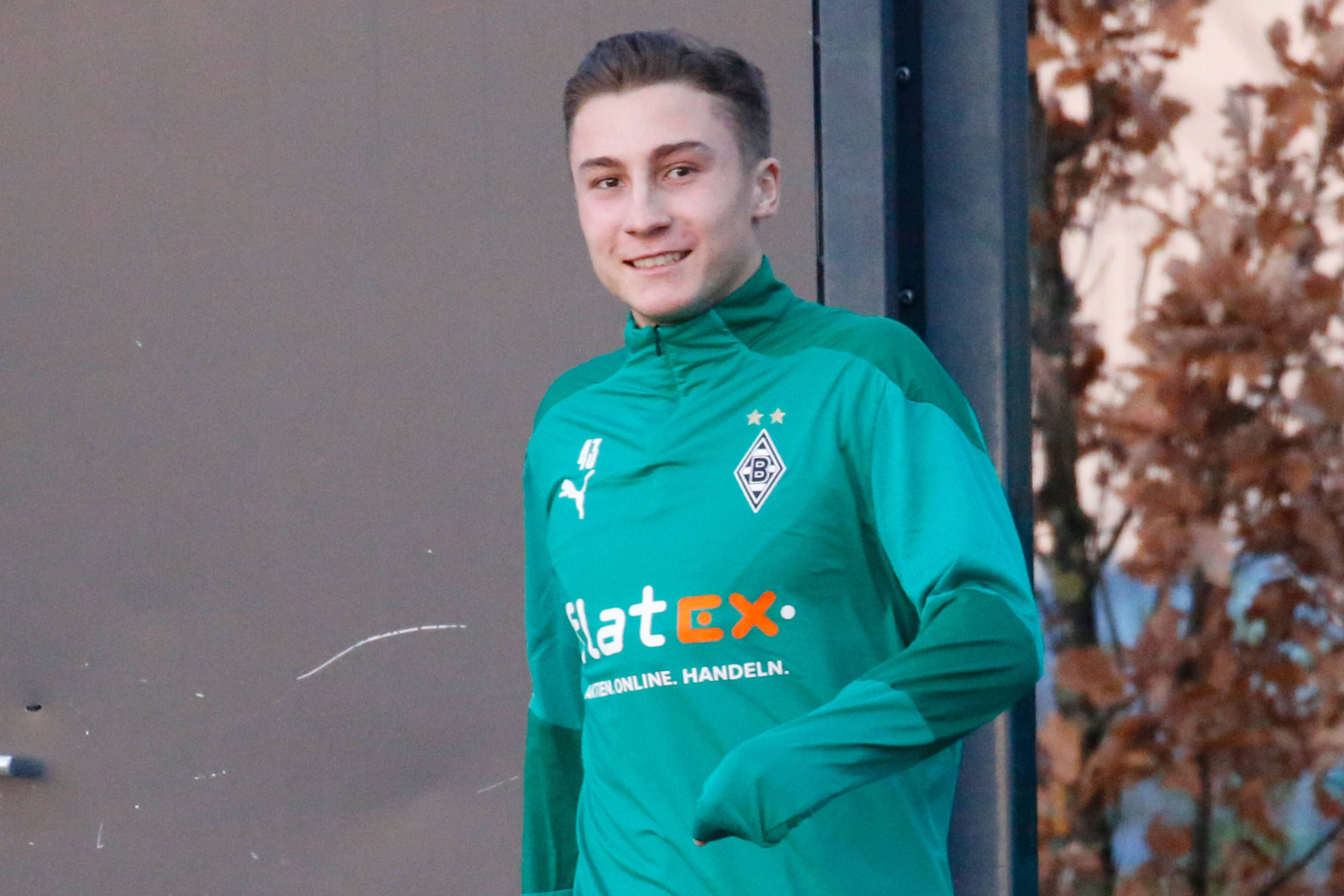 Borussias Youngster Rocco Reitz beim Training der Fohlen im November 2020 lächelnd.