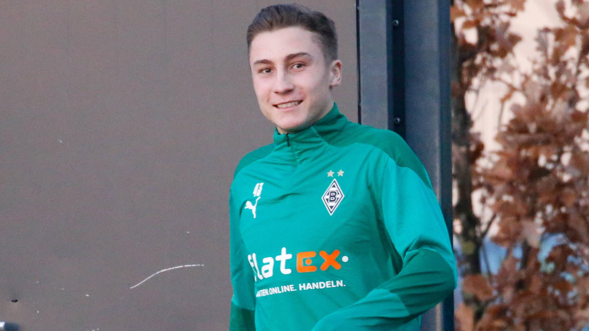 Borussias Youngster Rocco Reitz beim Training der Fohlen im November 2020 lächelnd.