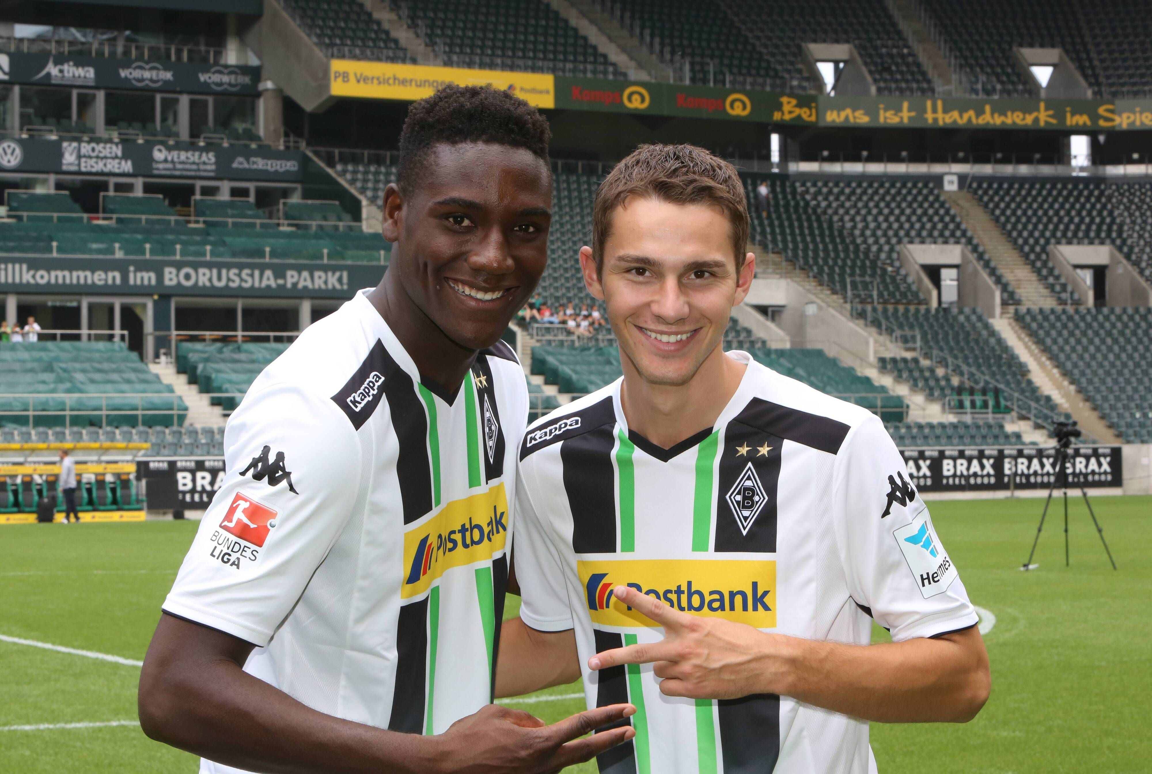 Stürmer Peniel Mlapa (l.) lacht gemeinsam mit Branimir Hrgota (r.) am 10.07.2014 im Gladbacher Borussia-Park in die Kamera.