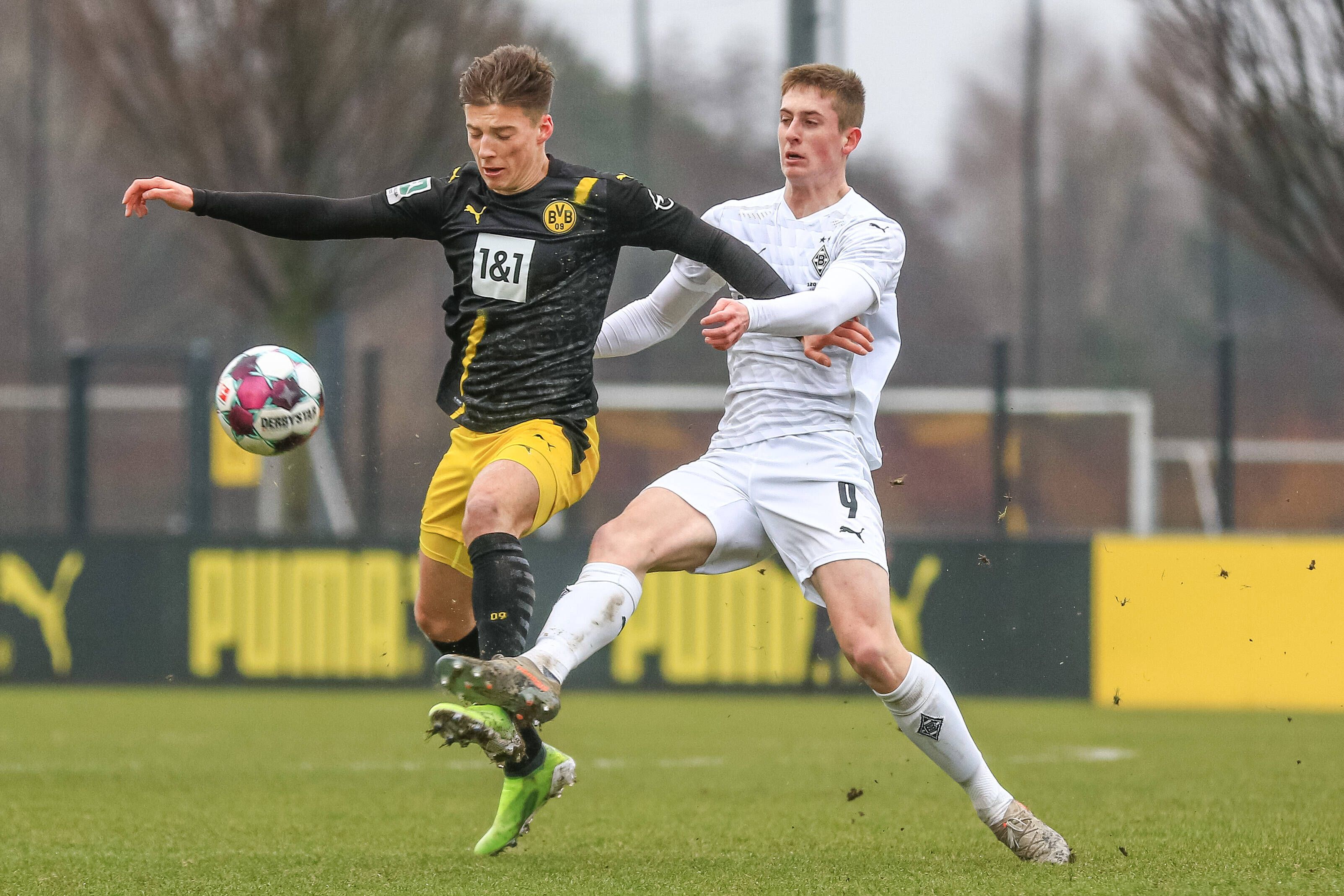 Gladbachs Justin Steinkötter (r.) und Dortmunds Tobias Raschl (r.) im Zweikampf beim Duell in der Regionalliga West zwischen dem BVB und den Fohlen am 27. Januar 2021.