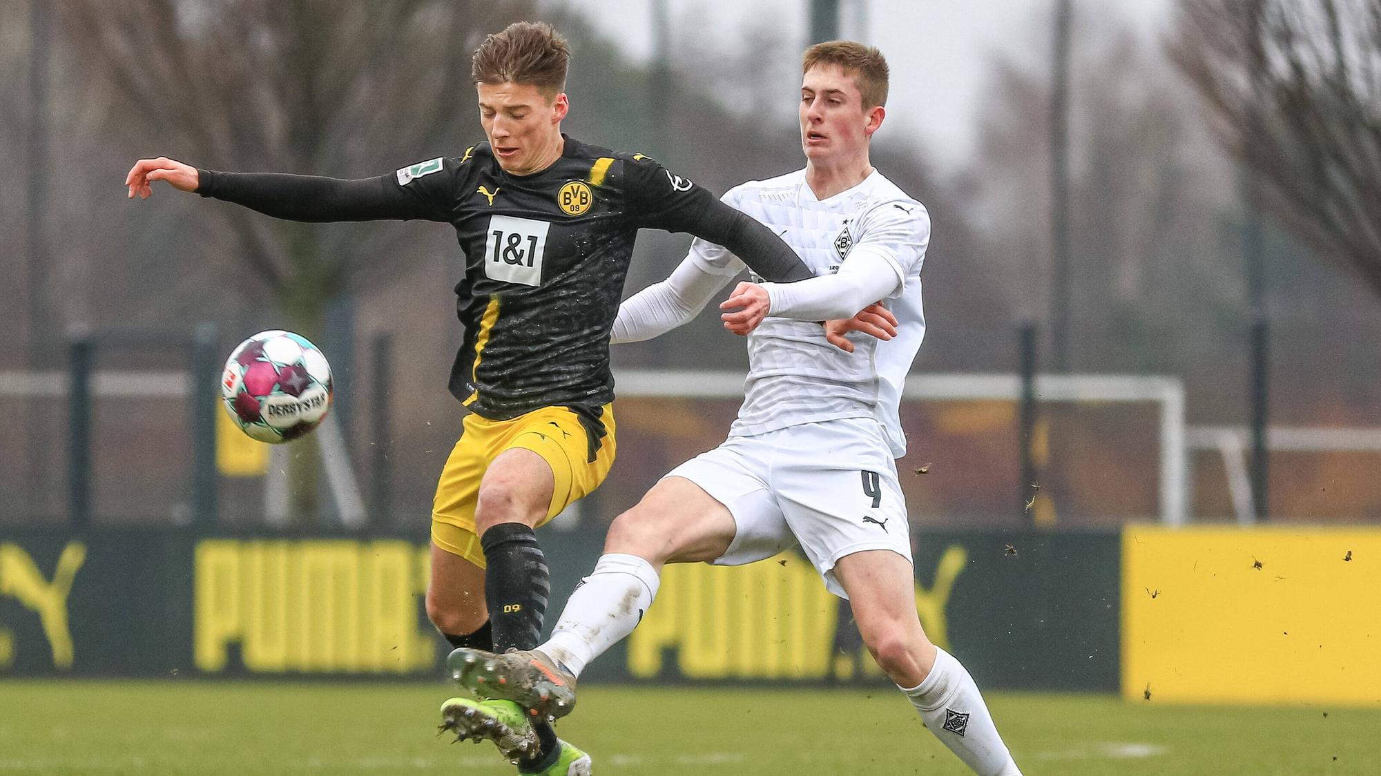 Gladbachs Justin Steinkötter (r.) und Dortmunds Tobias Raschl (r.) im Zweikampf beim Duell in der Regionalliga West zwischen dem BVB und den Fohlen am 27. Januar 2021.