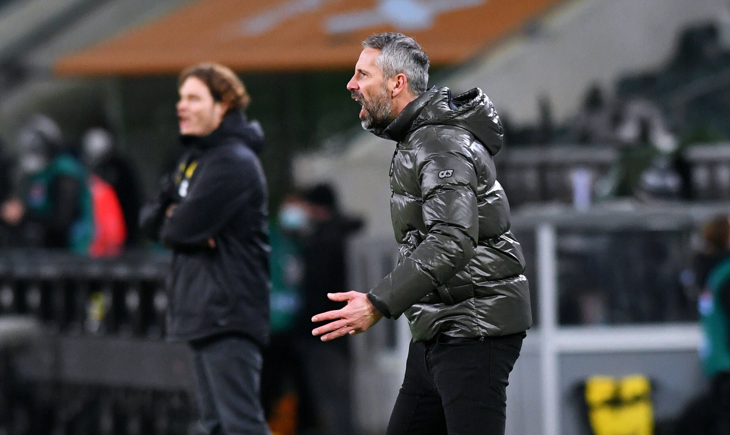 Gladbach-Trainer Marco Rose (r.) feuert am 22.01.2021 im Borussia-Park im Bundesliga-Duell gegen Dortmund seine Mannschaft von der Seitenlinie aus an.