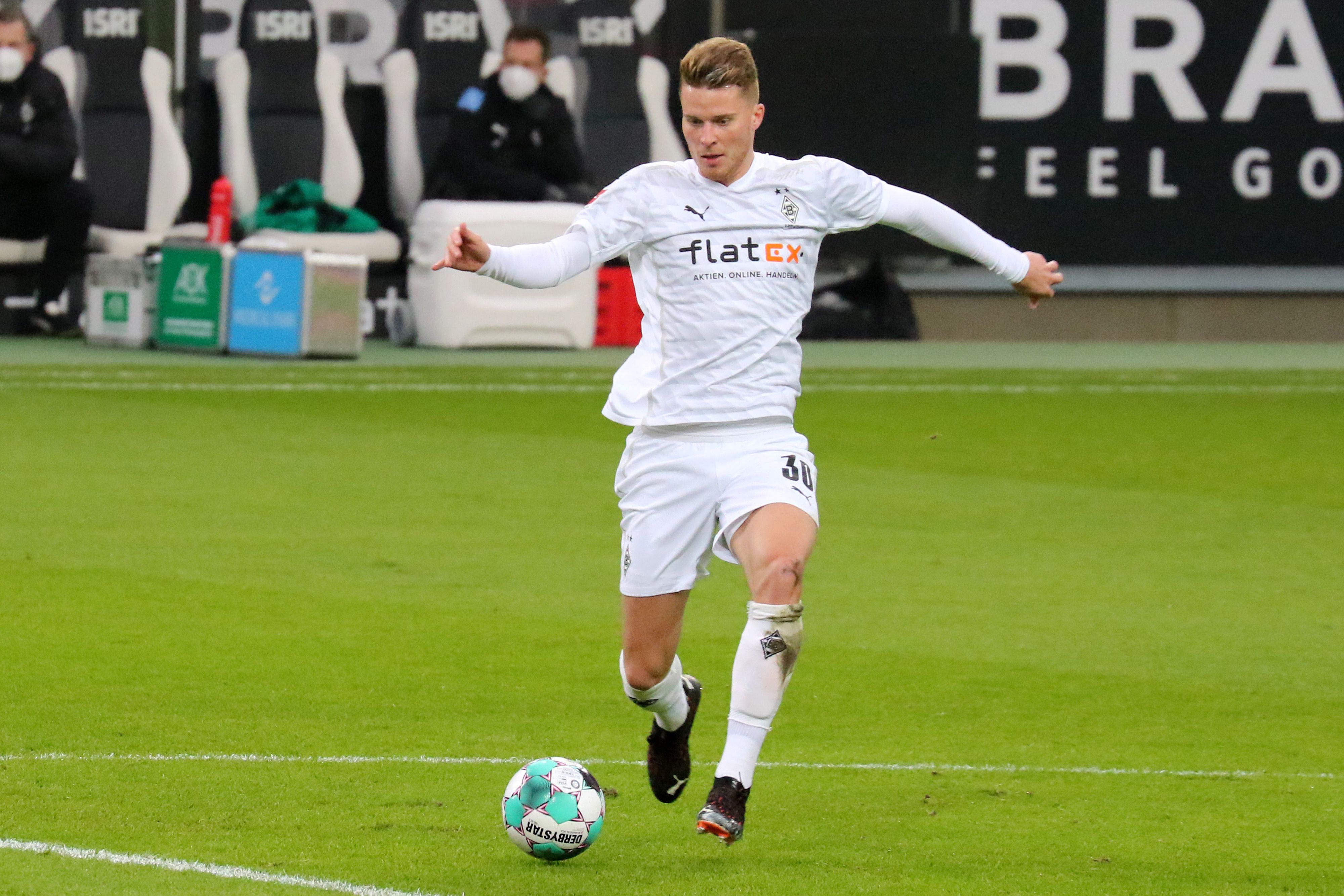 Gladbach-Verteidiger Nico Elvedi, hier beim Bundesliga-Duell am 12. Dezember 2020 gegen Hertha BSC zu sehen, blickt auf den Ball und das Spielfeld.
