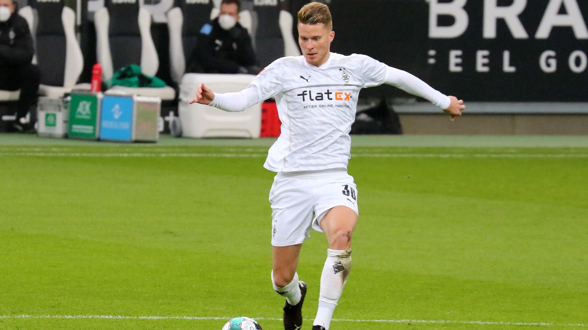 Gladbach-Verteidiger Nico Elvedi, hier beim Bundesliga-Duell am 12. Dezember 2020 gegen Hertha BSC zu sehen, blickt auf den Ball und das Spielfeld.