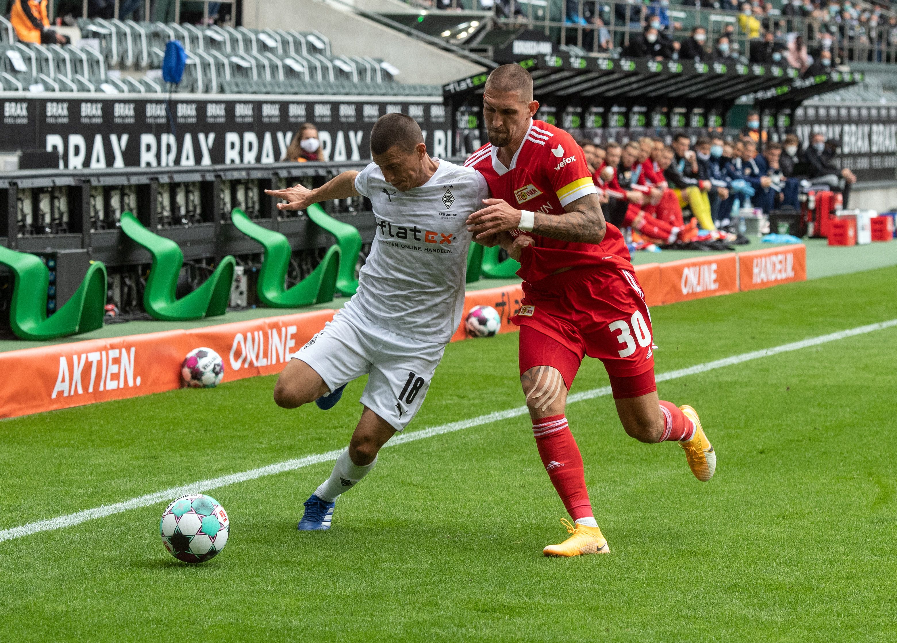 Gladbachs Stefan Lainer (l.) und Berlins Robert Andrich (r.) beim Aufeinandertreffen der beiden Bundesligisten in der vergangenen Saison am 26.09.2020 im Borussia-Park..