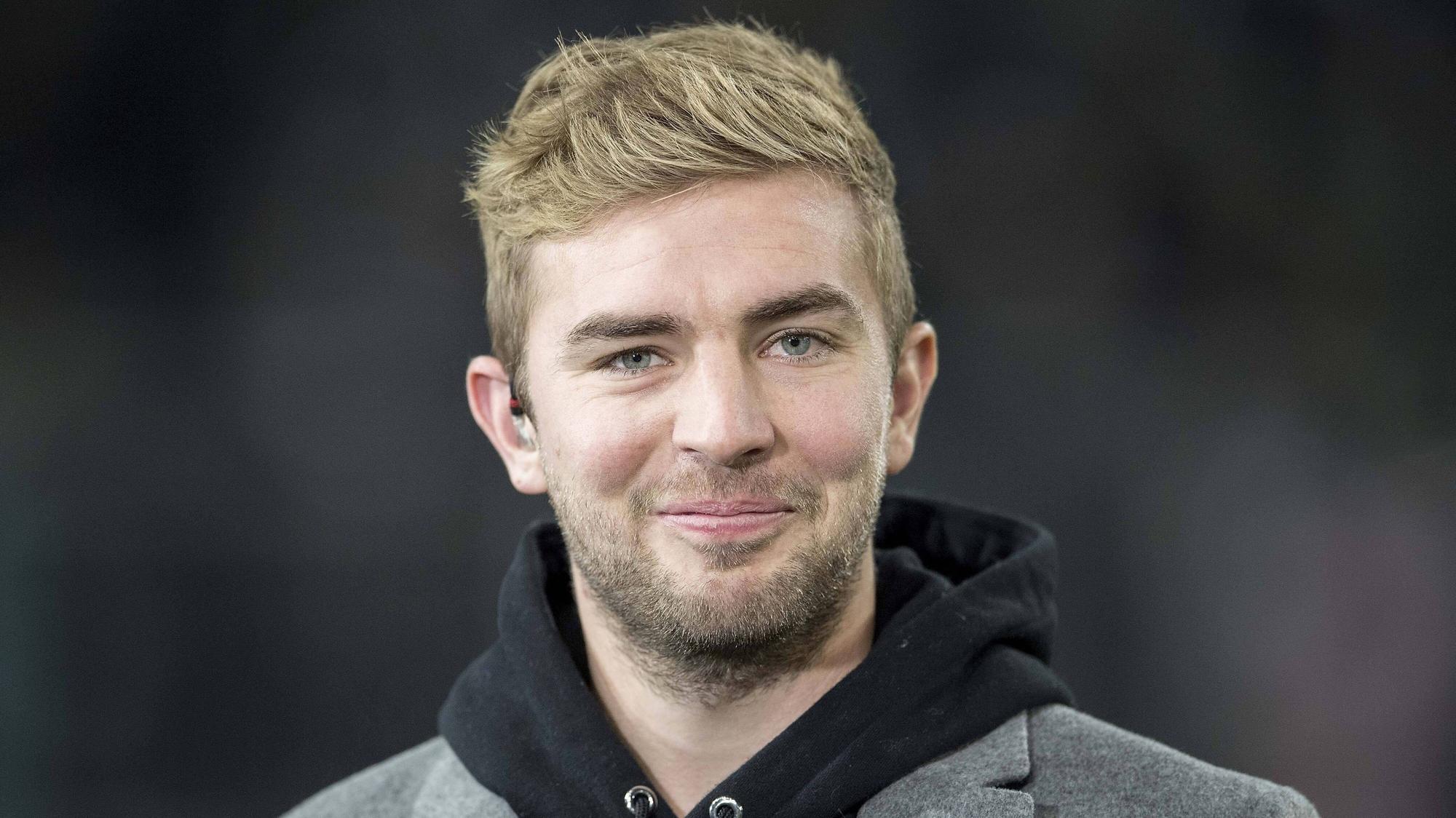 Weltmeister und Mittelfeldspieler Christoph Kramer, hier zu sehen auf einem Foto vom 25. November 2018, blickt lächelnd in die Kamera, als er das Bundesliga-Spiel zwischen Borussia Mönchengladbach und Hannover 96 verfolgt.