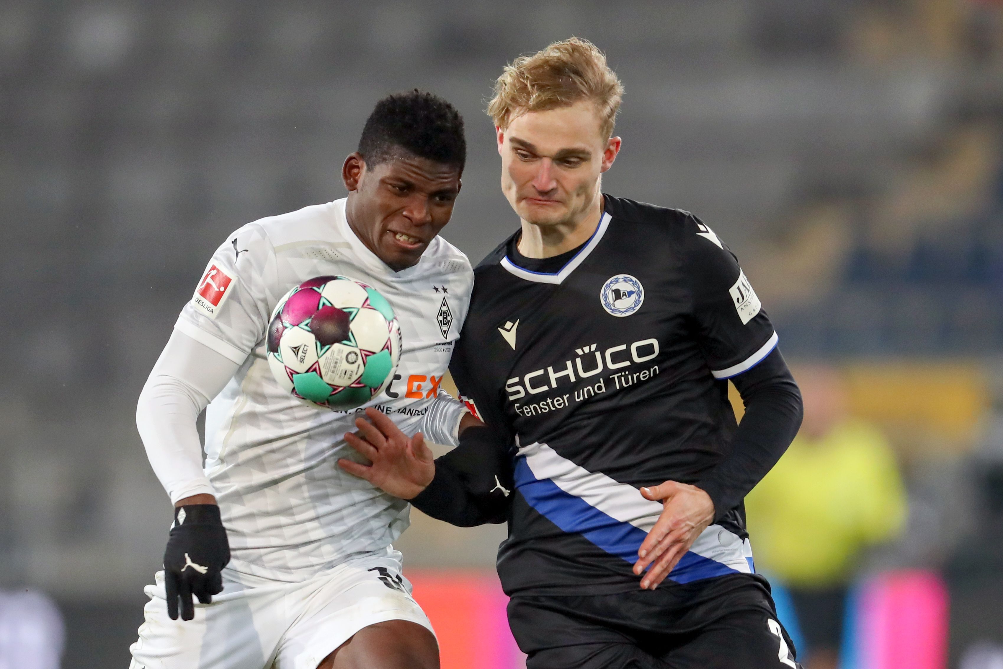 Gladbachs Stürmer Breel Embolo (l.) im Kampf um den Ball mit Bielefelds Amos Pieper (r.), wenige Augenblicke später zappelte der Ball im Tor der Arminia. Das Foto entstand beim Bundesliga-Duell am 2. Januar 2021.