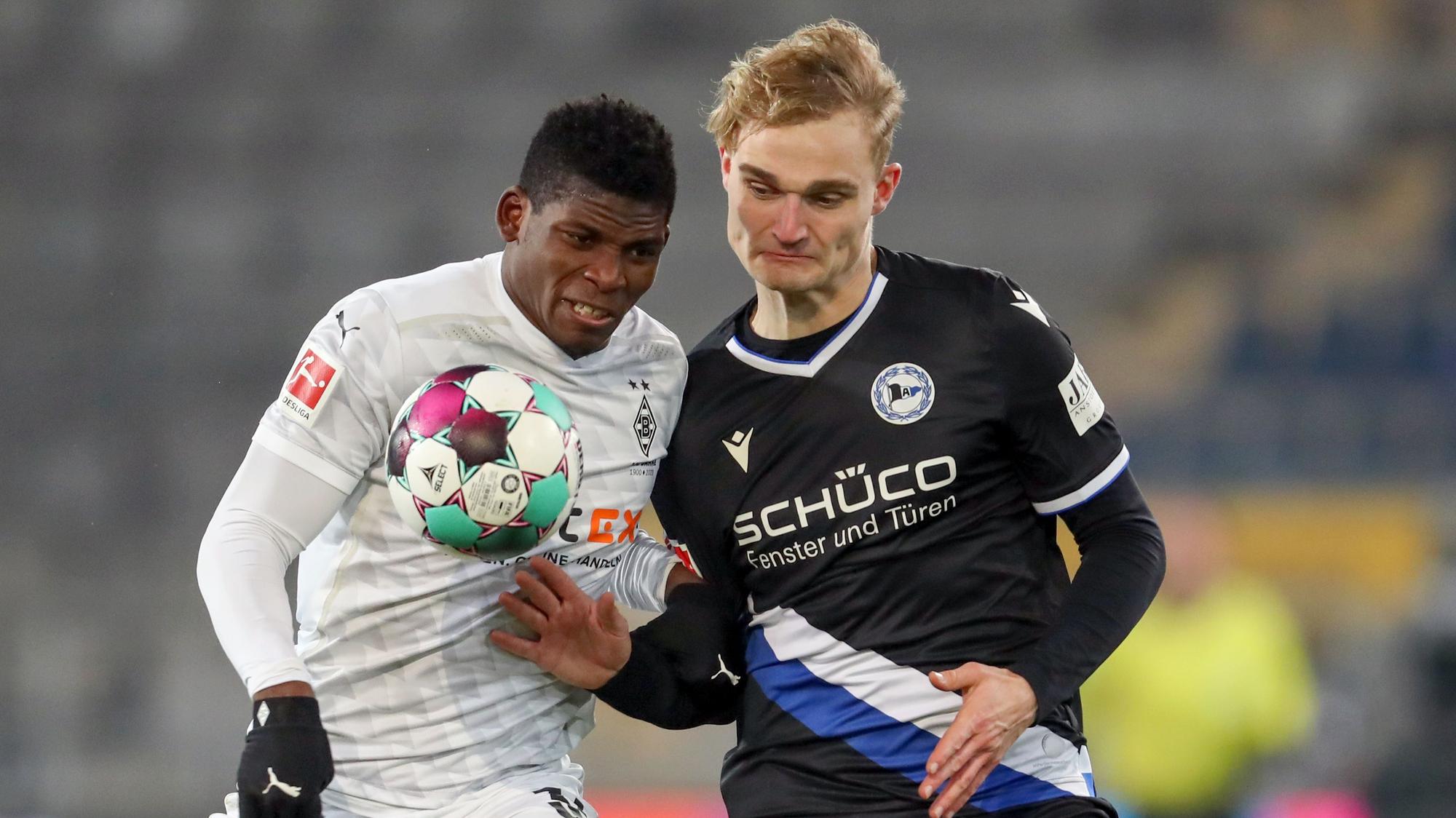 Gladbachs Stürmer Breel Embolo (l.) im Kampf um den Ball mit Bielefelds Amos Pieper (r.), wenige Augenblicke später zappelte der Ball im Tor der Arminia. Das Foto entstand beim Bundesliga-Duell am 2. Januar 2021.