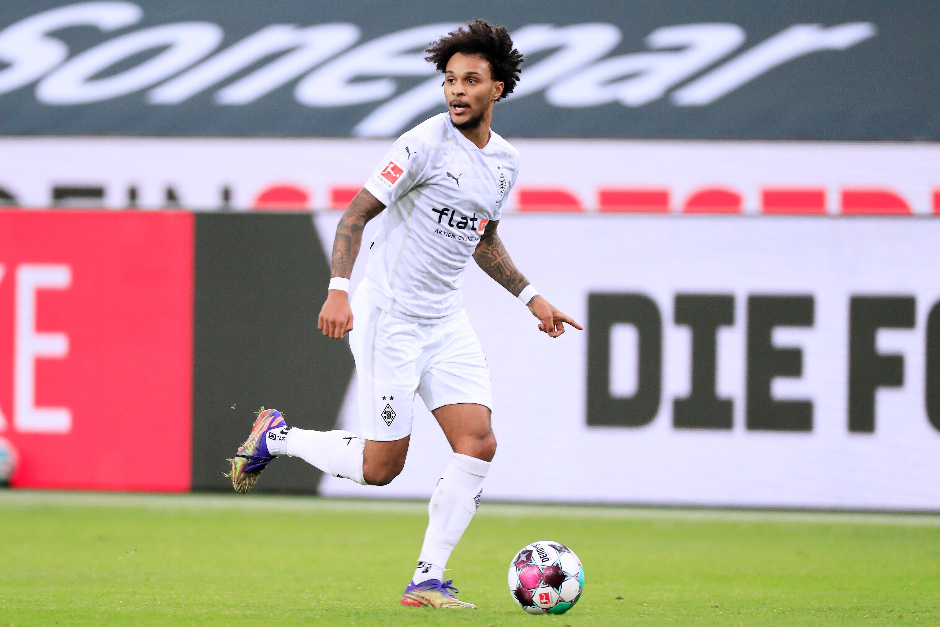 Borussias Valentino Lazaro kontrolliert den Ball im Bundesliga-Spiel gegen die TSG Hoffenheim am 19.12.2020.