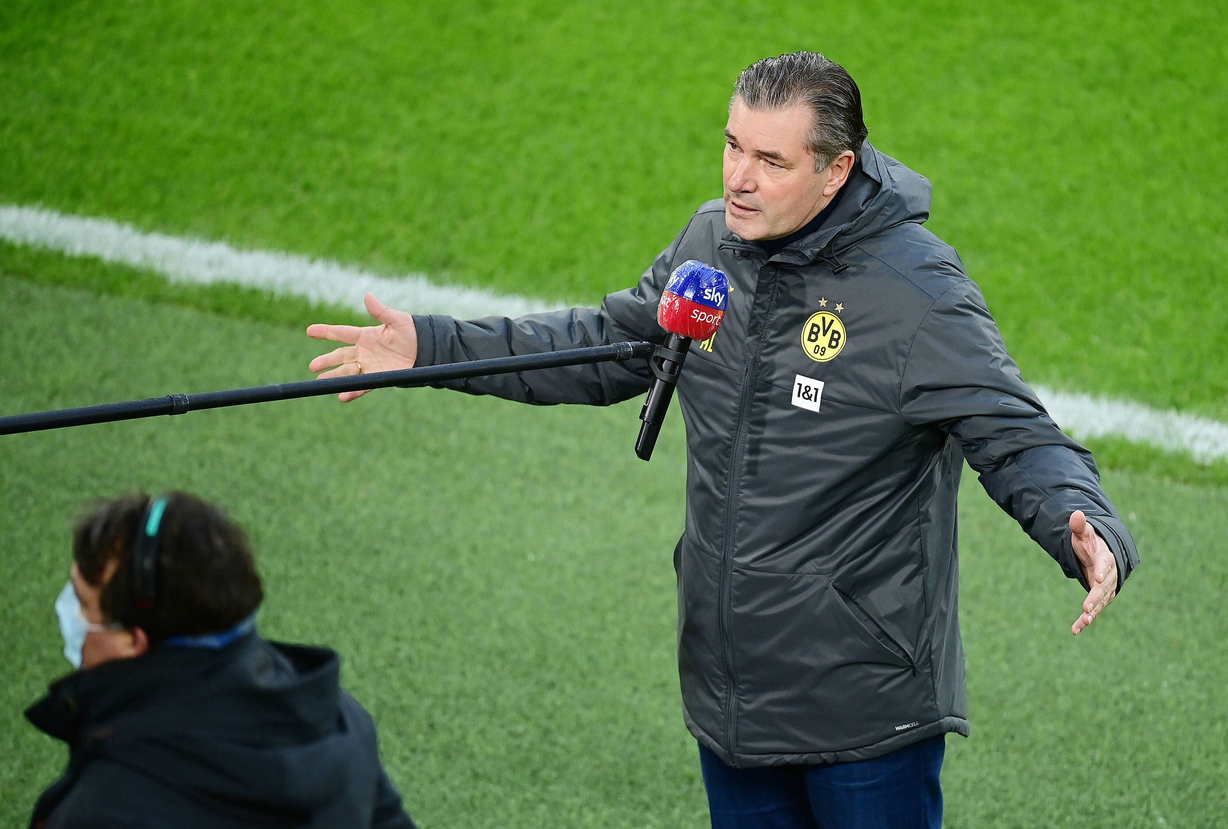 BVB-Sportdirektor Michael Zorc spricht am 3. Januar 2021 im Dortmunder Stadion ins Mikro beim TV-Sender „Sky“.