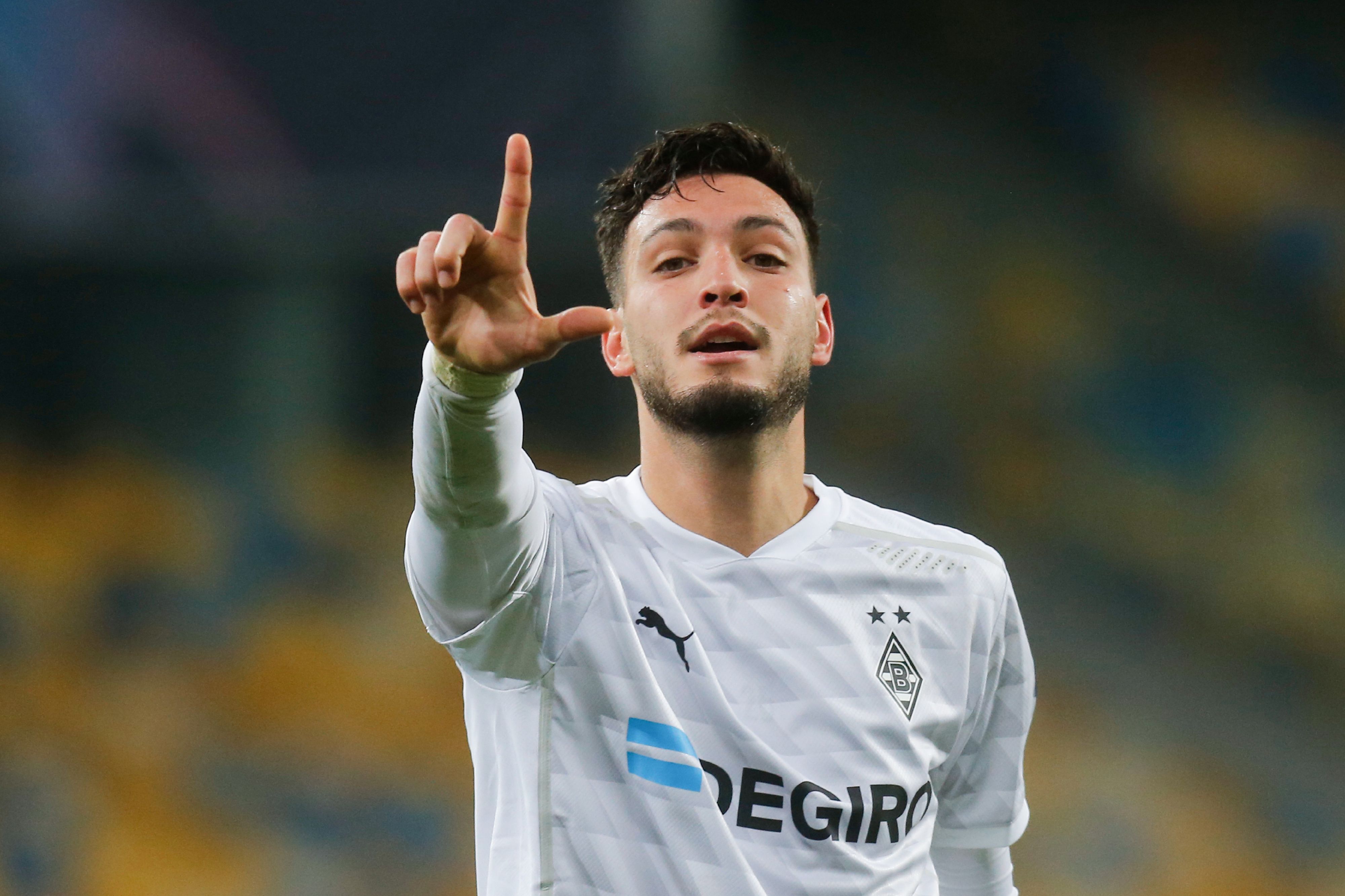 Gladbachs Linksverteidiger Ramy Bensebaini bejubelt am 3. November 2020 beim Champions-League-Spiel bei Shachtar Donezk seinen Treffer zum 4:0.