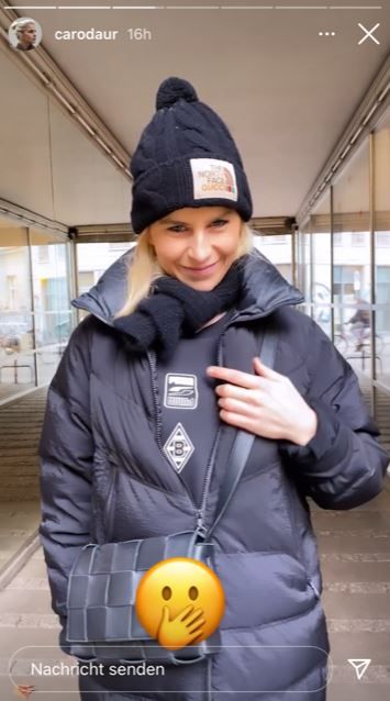 Caro Daur zeigt sich mit Borussia-Mönchengladbach-Logo auf ihrem Oberteilt.