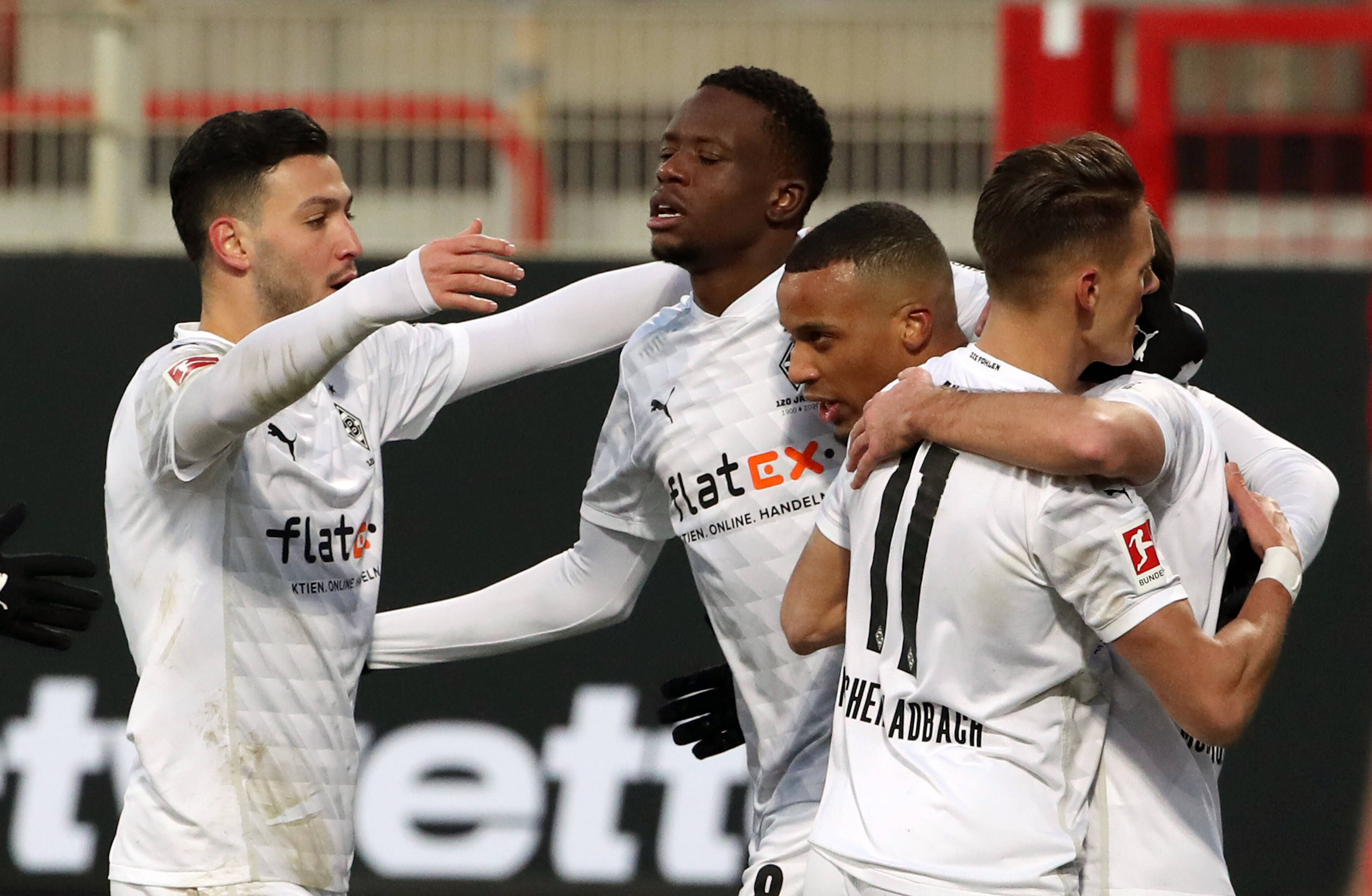 Ramy Bensebaini, Denis Zakaria und Hannes Wolf bejubeln den Treffer von Alassane Plea (2. v. l.).beim Bundesliga-Spiel bei Union Berlin am 30. Januar 2021.