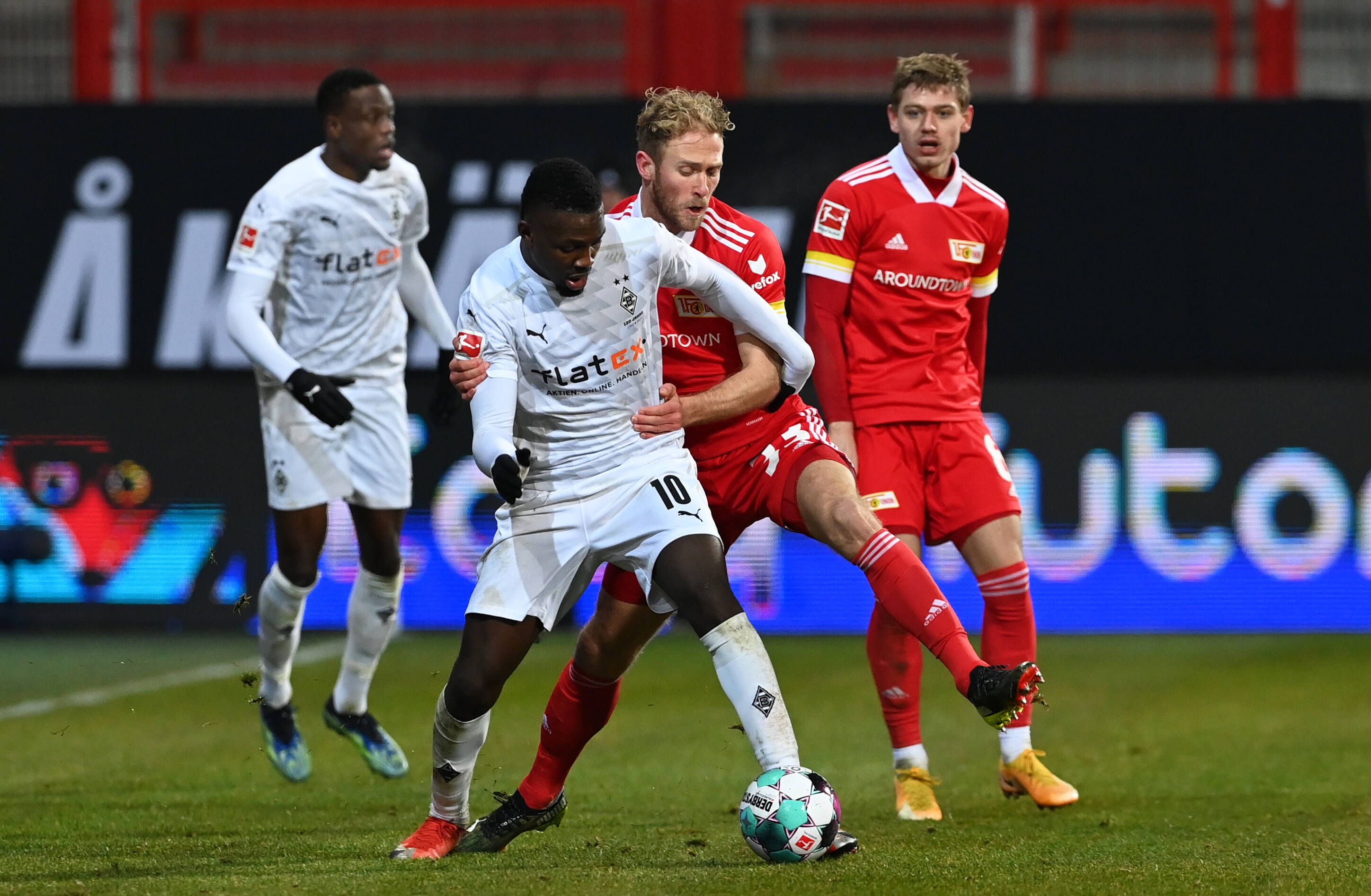 Union Berlins Sebastian Griesbeck (r.) und Gladbachs Marcus Thuram (l.) beim Kampf um den Ball.