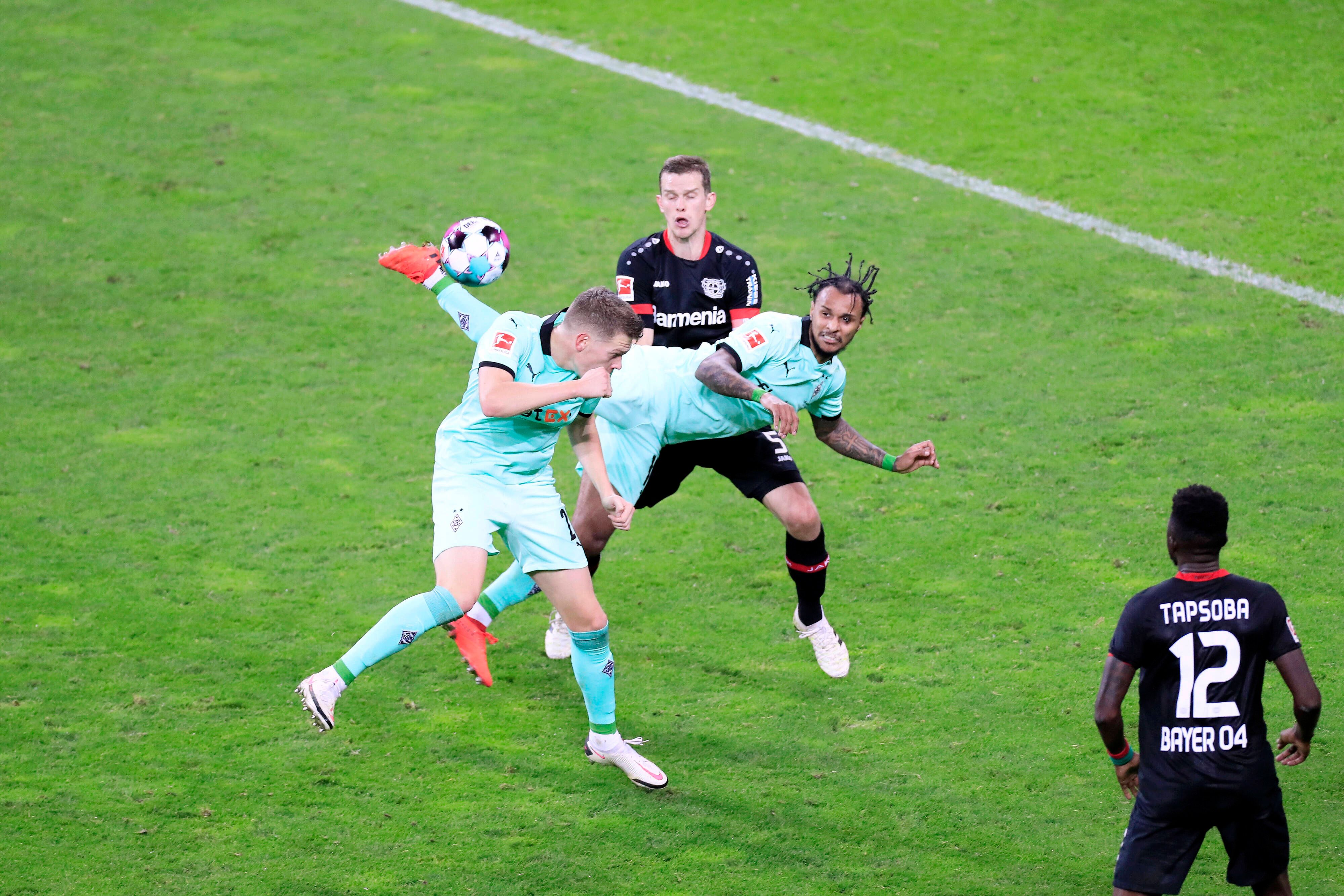 Gladbach-Profi Valentino Lazaro (M.) erzielt am 8. November beim Bundesliga-Spiel in Leverkusen per Skorpion-Kick den Treffer zum 3:4-Endstand. Dabei liegt der Fußballer per Sprung in der Luft und trifft den Ball per Hacke.