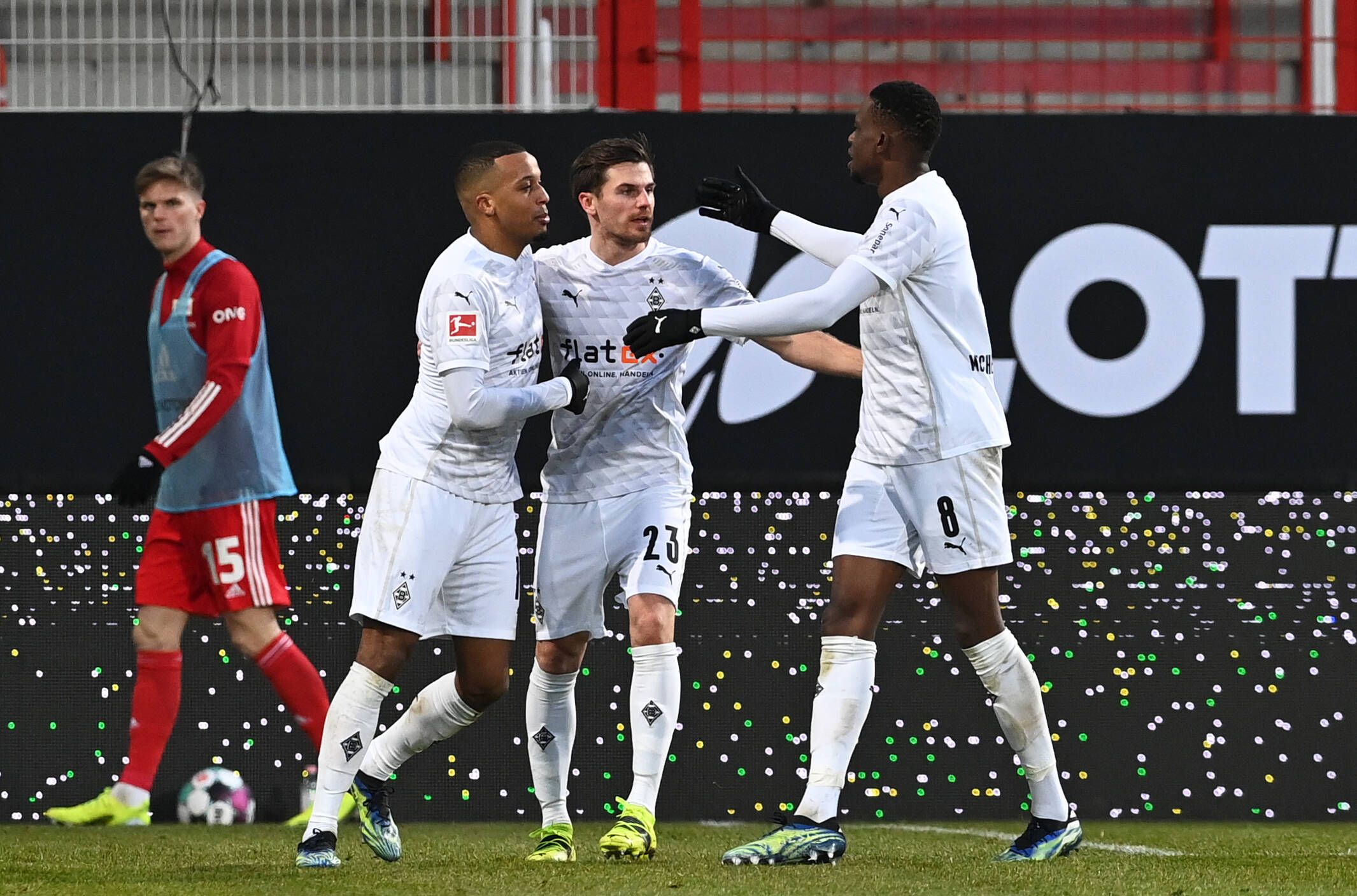 Gladbachs Jonas Hofmann (Mitte) und Denis Zakaria (r.) feiern das Tor von Teamkollege Alassane Plea (l.) zum 1:1 bei Union Berlin am 30. Januar 2021.