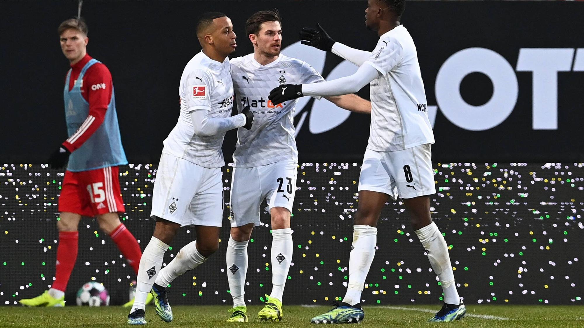 Gladbachs Jonas Hofmann (Mitte) und Denis Zakaria (r.) feiern das Tor von Teamkollege Alassane Plea (l.) zum 1:1 bei Union Berlin am 30. Januar 2021.