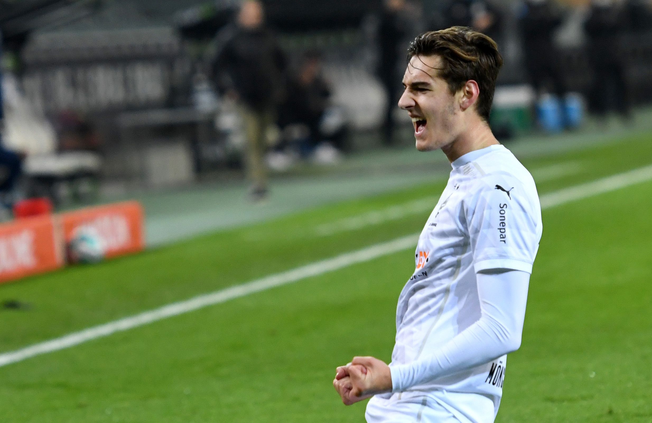 Borussias Florian Neuhaus beim Torjubel im Bundesliga-Spiel gegen Schalke 04 am 28.11.2020.