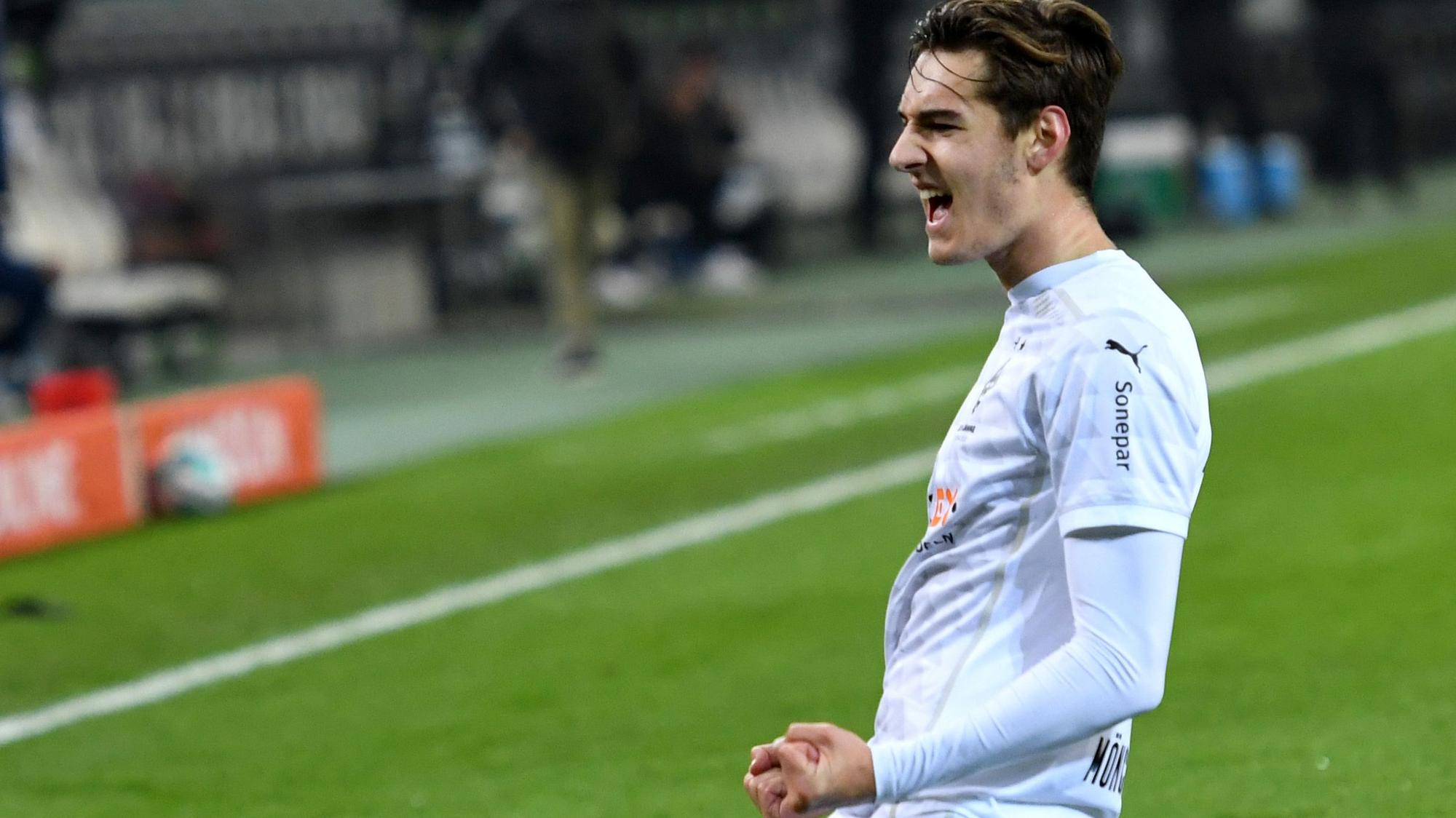Borussias Florian Neuhaus beim Torjubel im Bundesliga-Spiel gegen Schalke 04 am 28.11.2020.