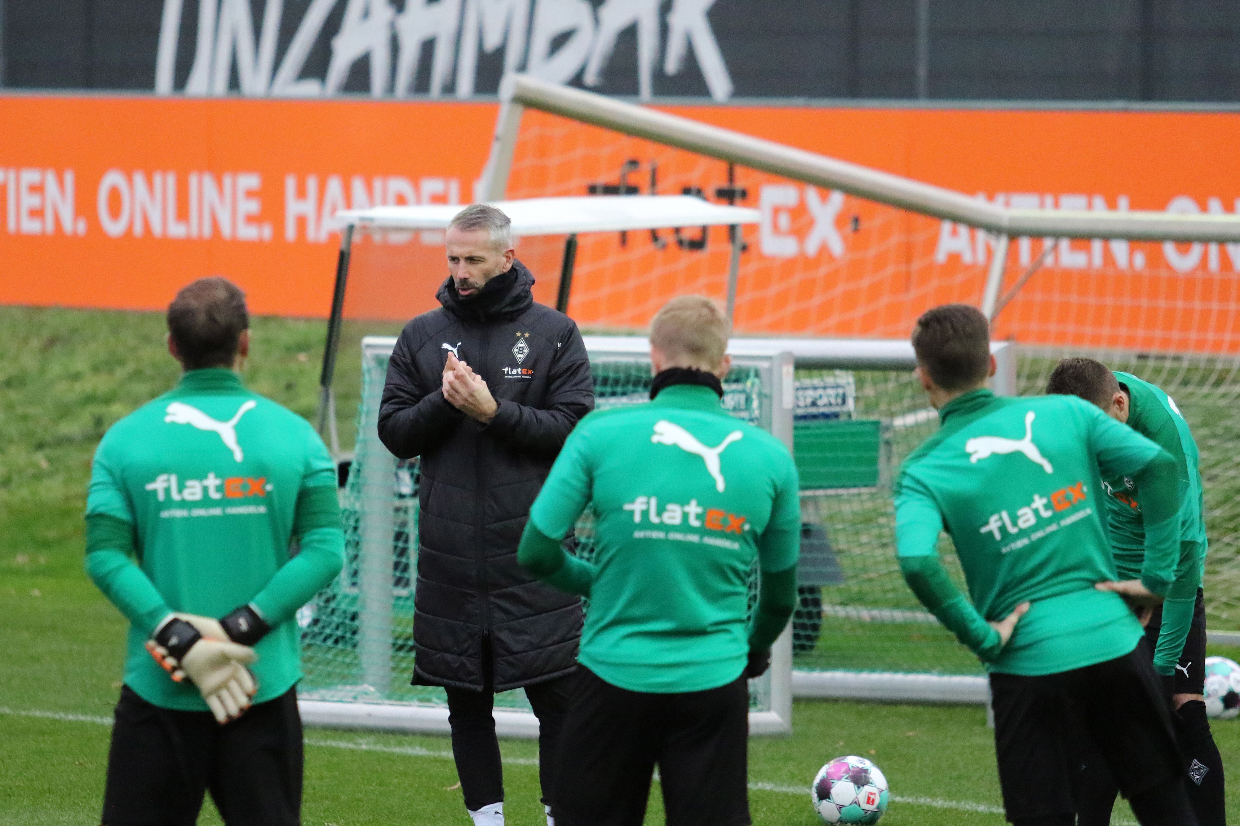 Borussias Coach Marco Rose (2.v.l.) lässt in dieser Woche drei Mal trainieren.