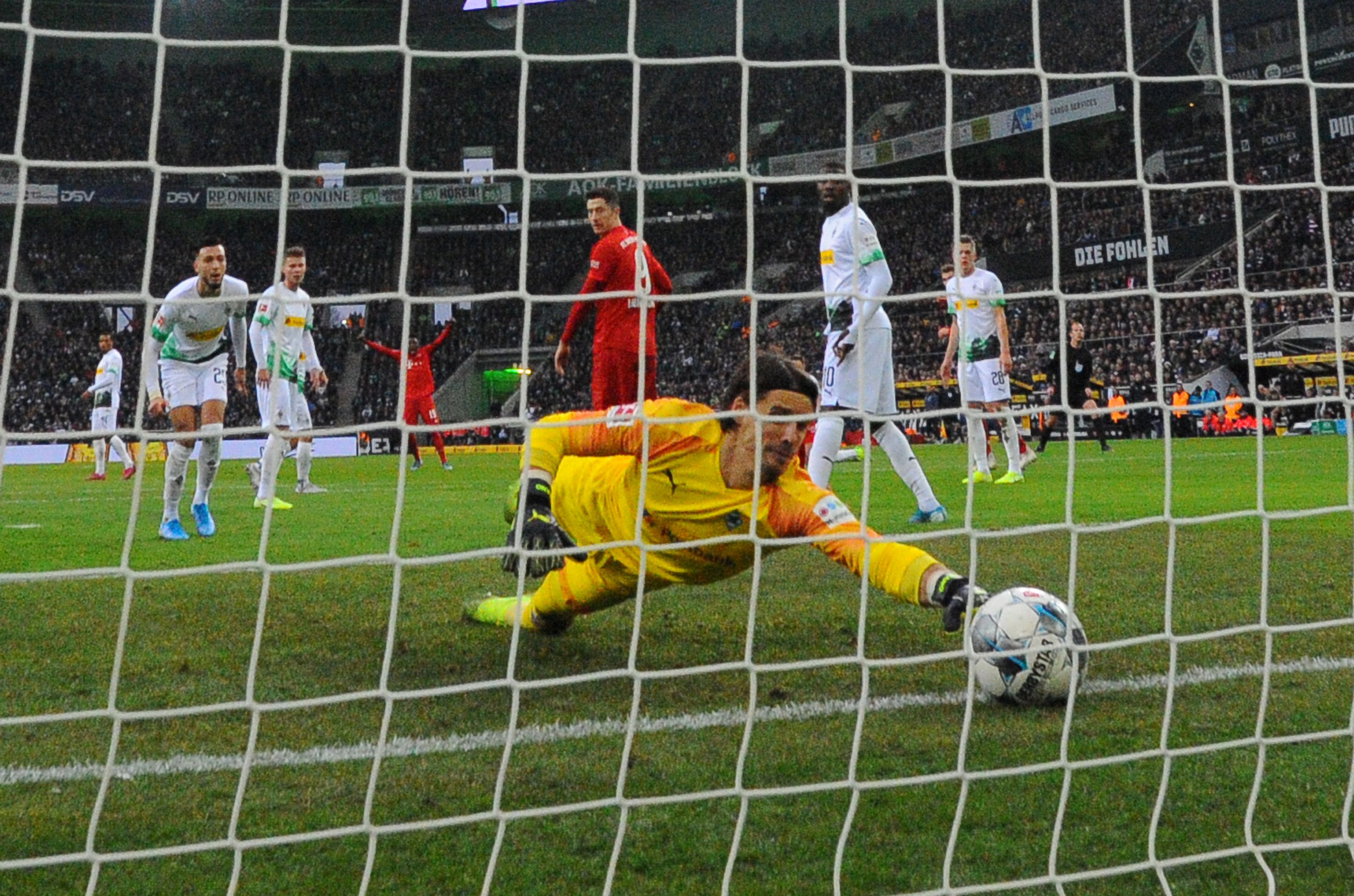 Gladbachs Torwart Yann Sommer hält am 7. Dezember 2020 beim Spiel gegen Bayern München in letzter Sekunde.