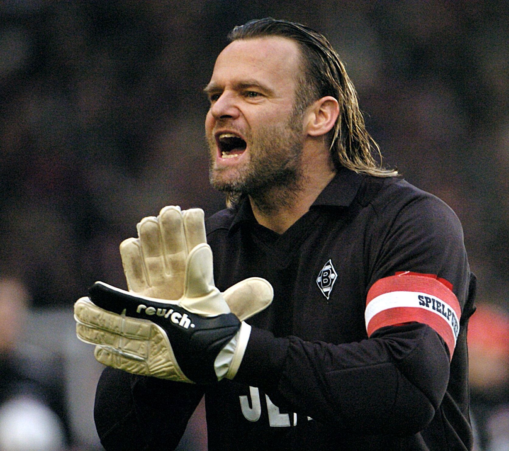 Borussias Keeper Jörg Stiel feuert sein Team bei einem Auswärtsspiel in Stuttgart im Februar 2004 an.