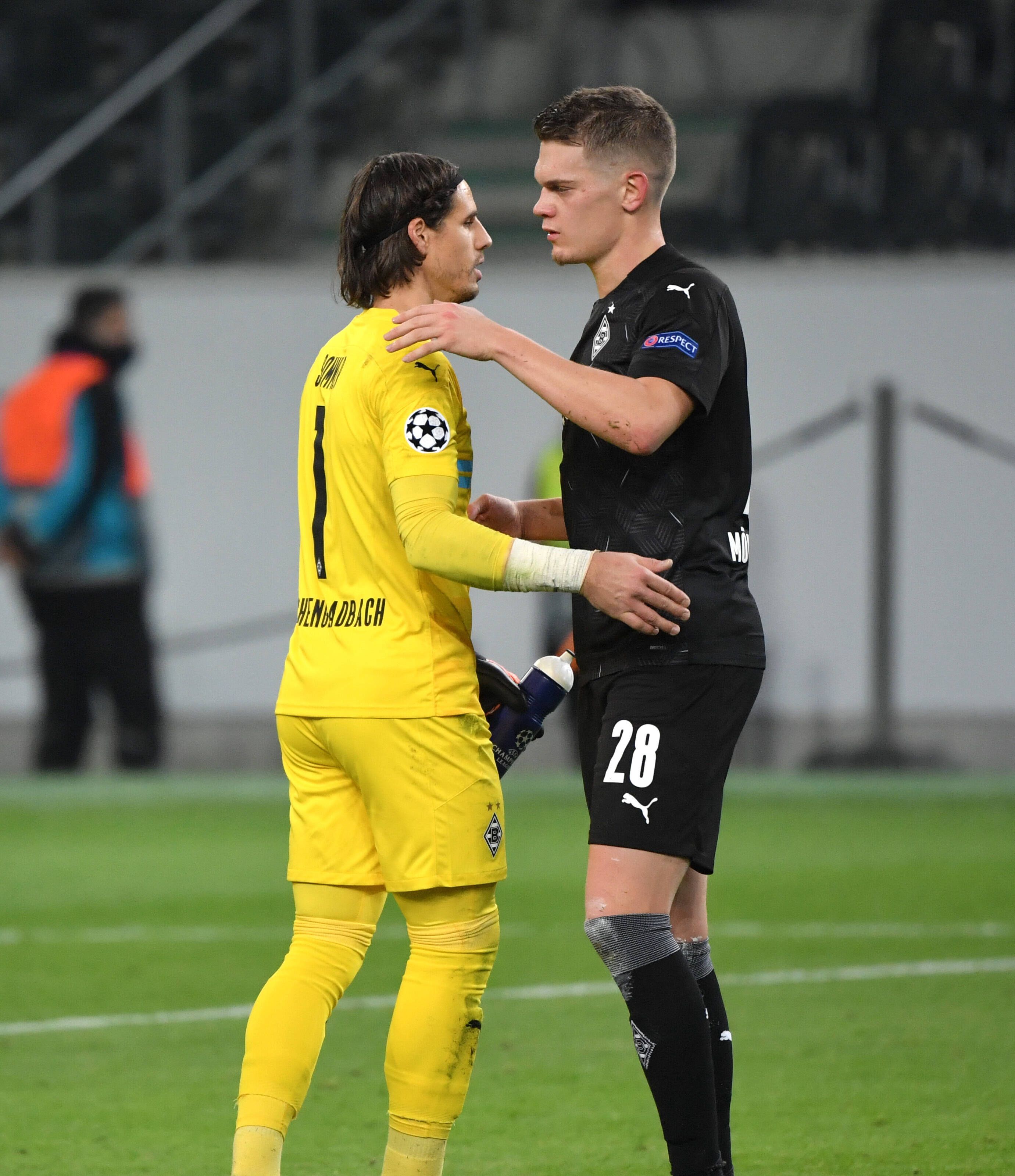 Borussias Yann Sommer (l.) und Matthias Ginter (r.) umarmen sich nach dem Champions-League-Sieg gegen Schachtar Donezk.