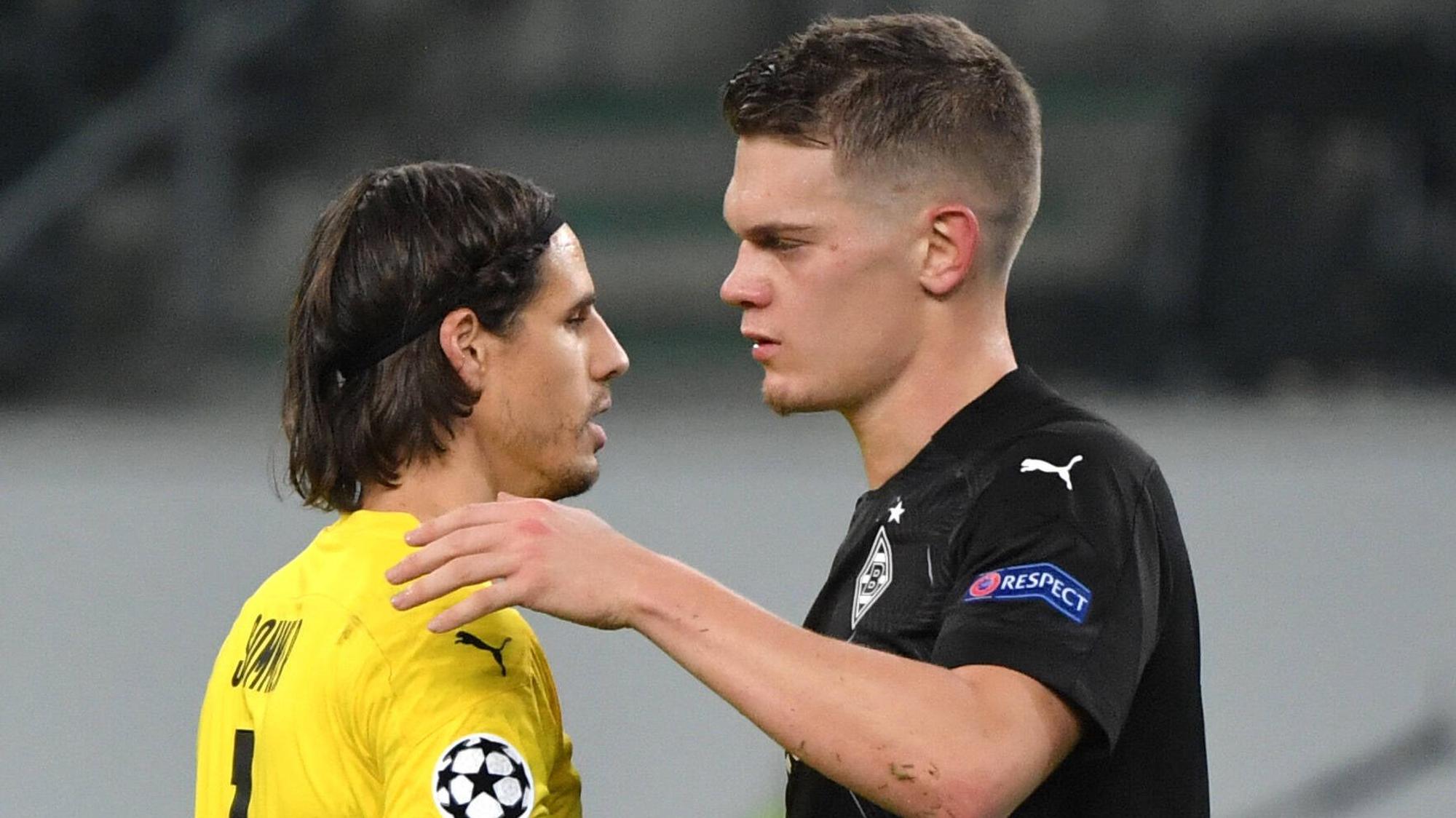 Borussias Yann Sommer (l.) und Matthias Ginter (r.) umarmen sich nach dem Champions-League-Sieg gegen Schachtar Donezk.