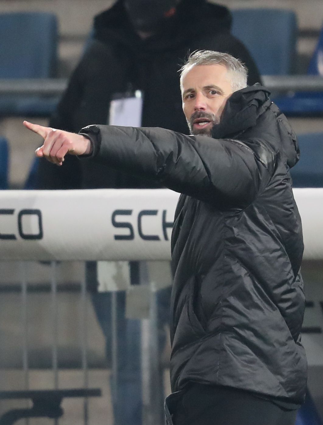 Borussia-Trainer Marco Rose coacht sein Team während es Auswärtssieges gegen Bielefeld.