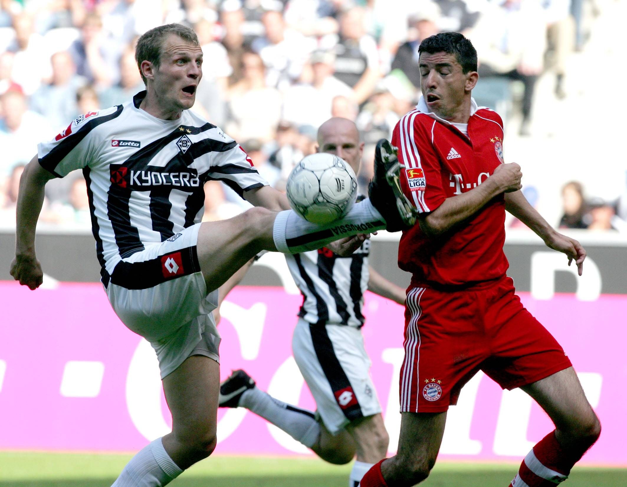 Bo Svensson (l.) im Trikot der Gladbacher Borussia, hier am 5. Mai 2007 im Duell mit Bayern-München-Stürmer Roy Makaay.