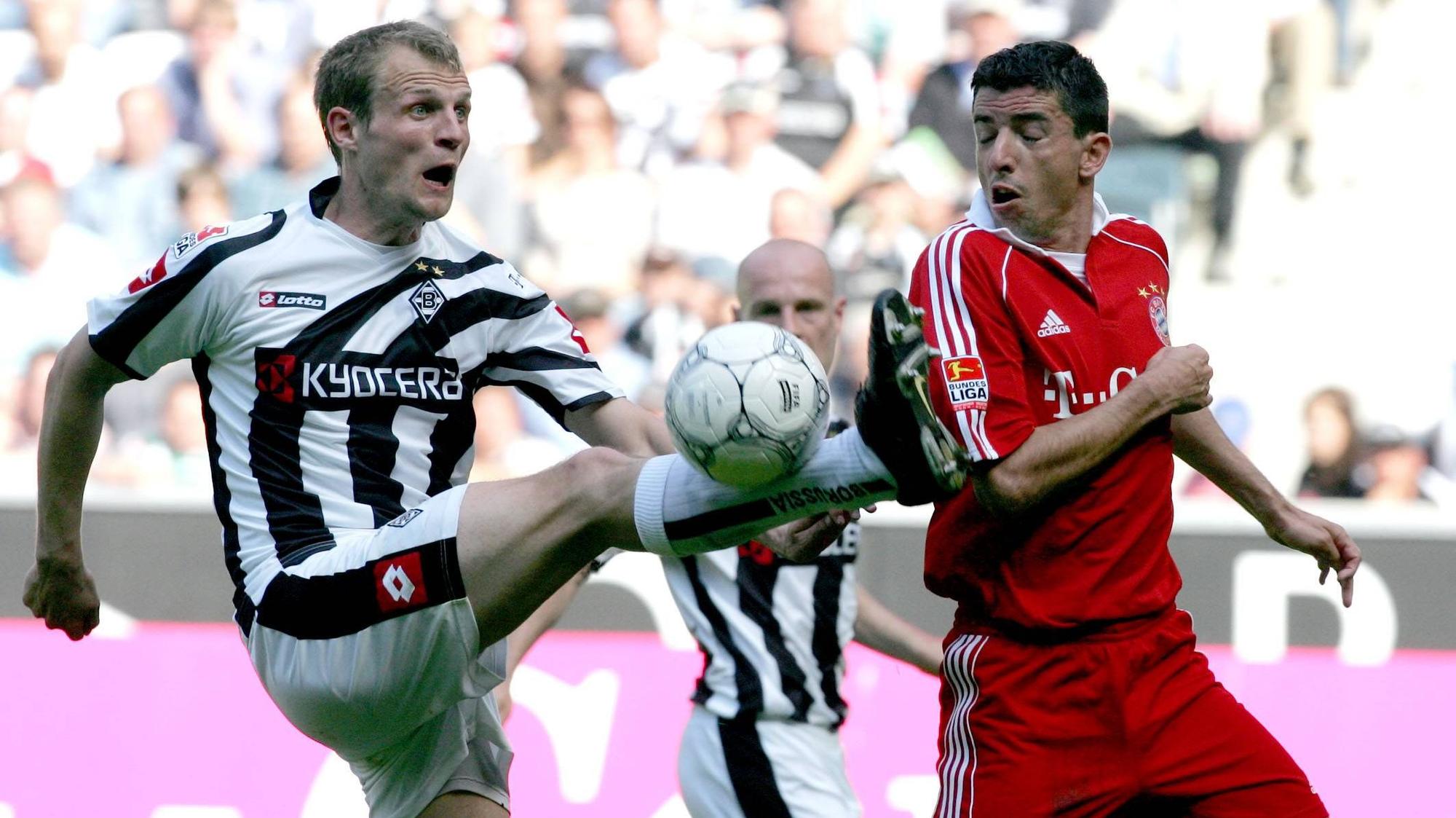 Bo Svensson (l.) im Trikot der Gladbacher Borussia, hier am 5. Mai 2007 im Duell mit Bayern-München-Stürmer Roy Makaay.
