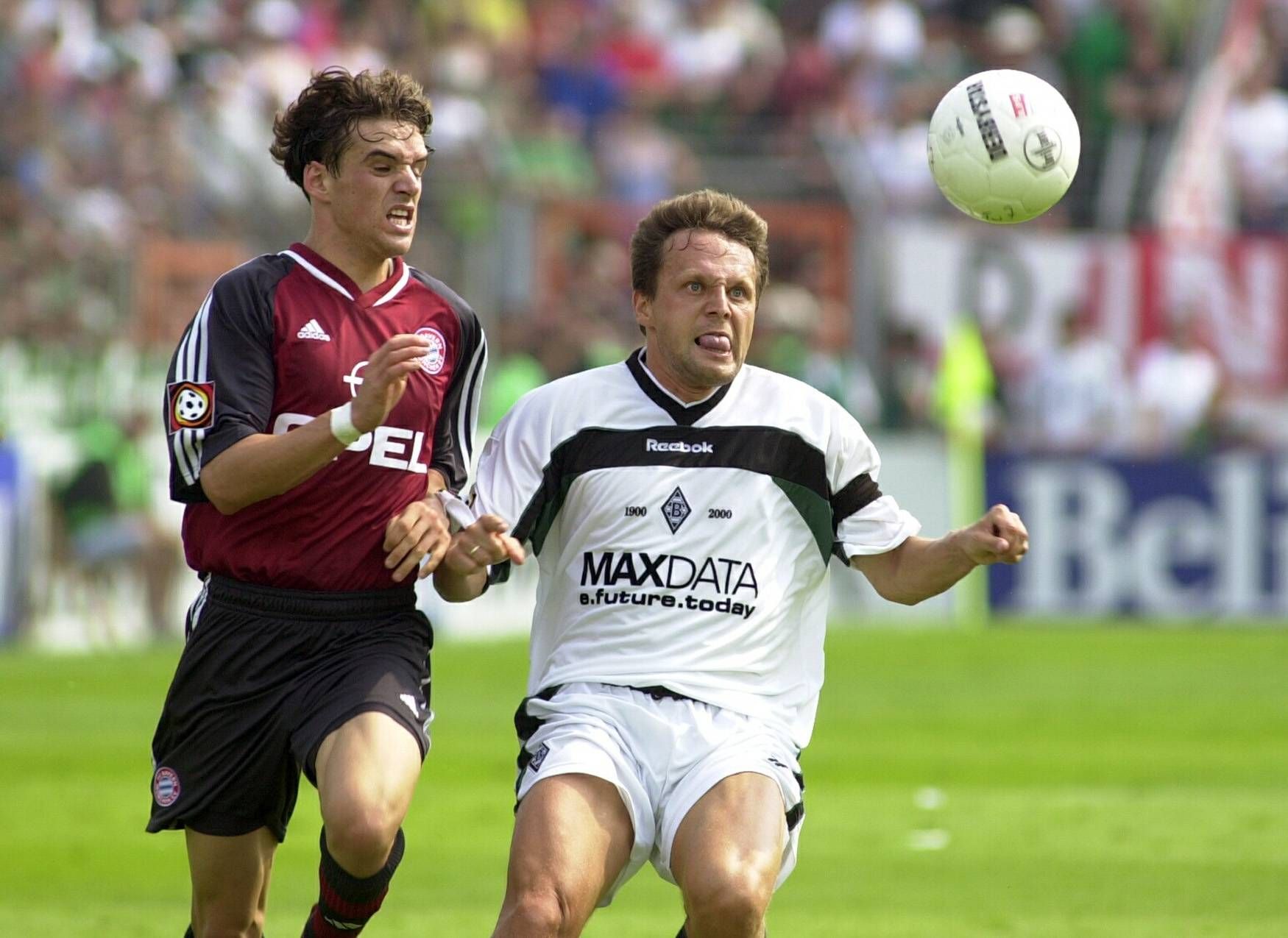 Marcel Witeczek (r.) kämpft im Juli 2001 mit Bayerns Owen Hargreaves (l.) um den Ball.