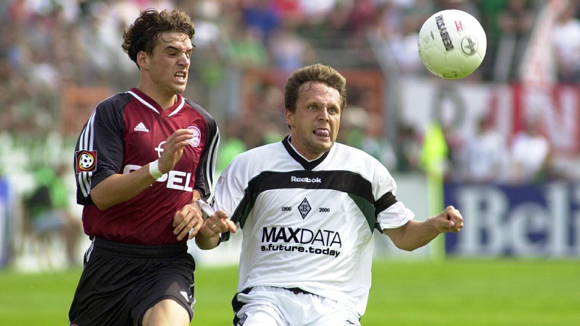 Marcel Witeczek (r.) kämpft im Juli 2001 mit Bayerns Owen Hargreaves (l.) um den Ball.